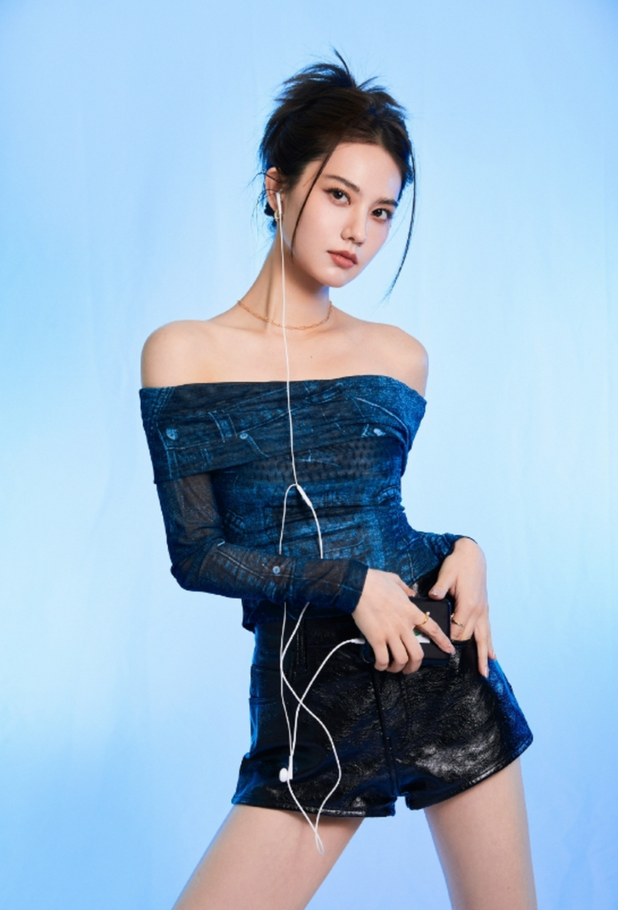 性感妩媚,窈窕多姿的#姜珮瑶# 雪肤玉貌,身姿曼妙,丰满傲人的事业线