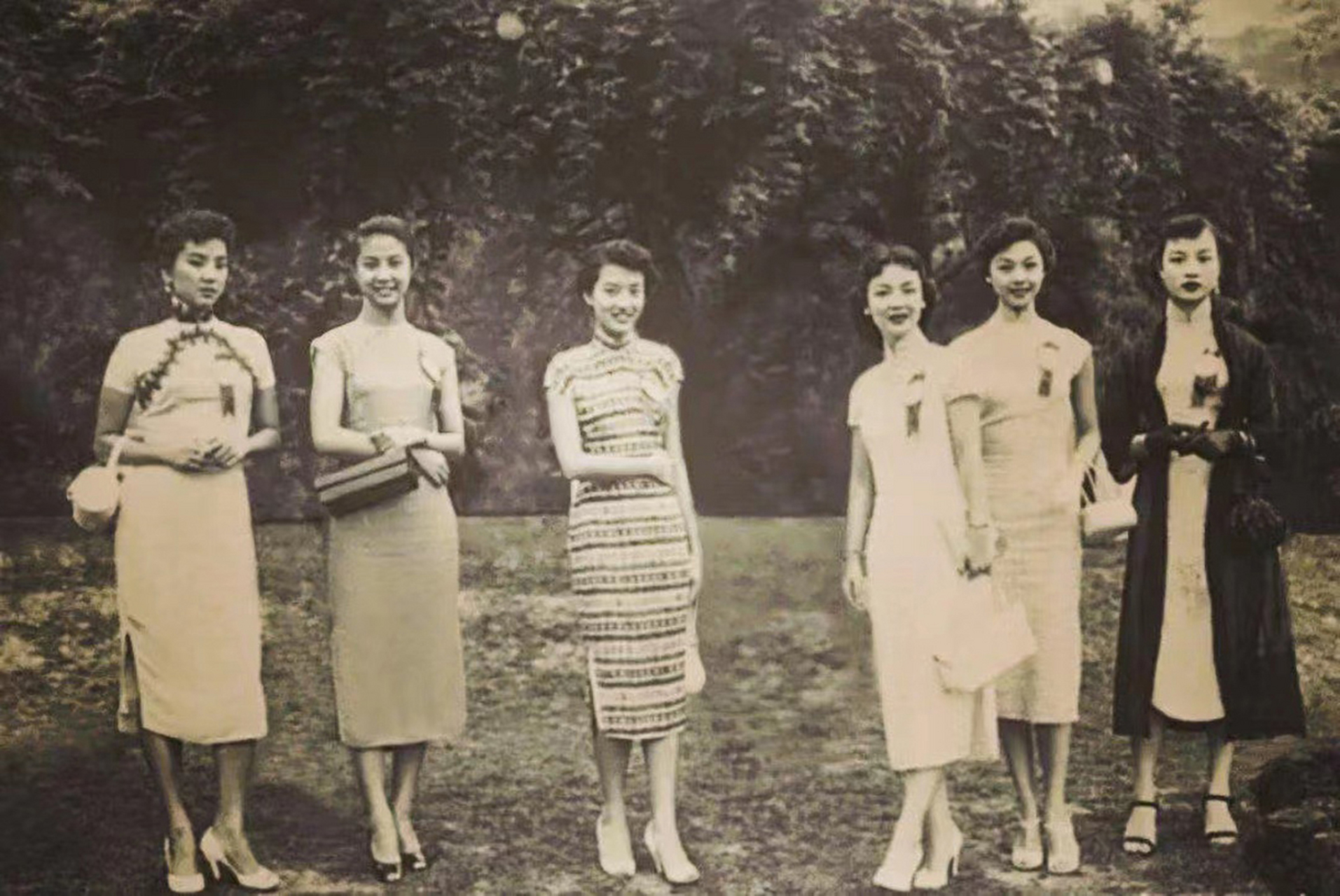 这是20世纪30年代的图片,一些身穿旗袍的妇女,在街头拍照.