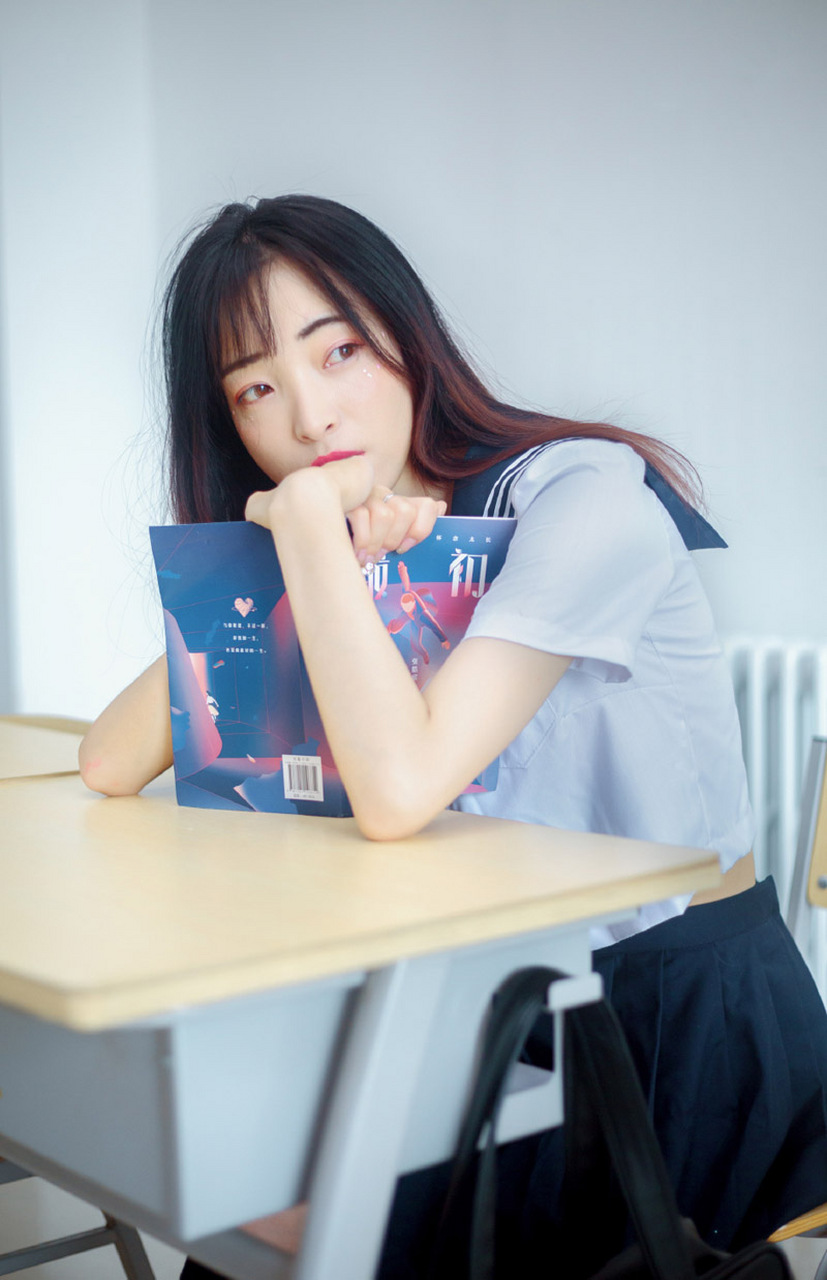 教室长发大学女生水手制服摄影写真