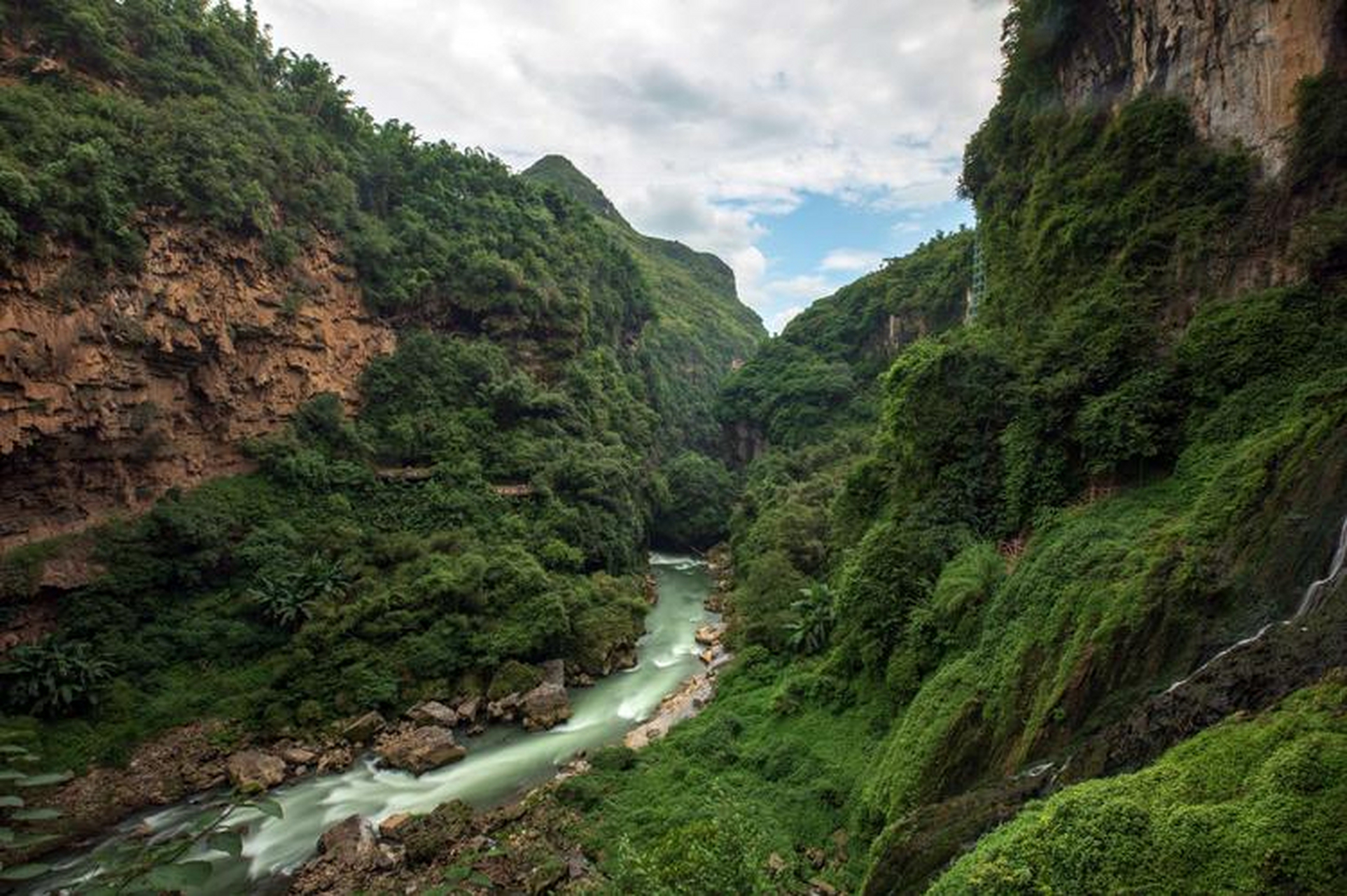 贵州马岭河峡谷:是一个4a级景区,这里集雄壮,奇幻,险峻,秀美于一身.