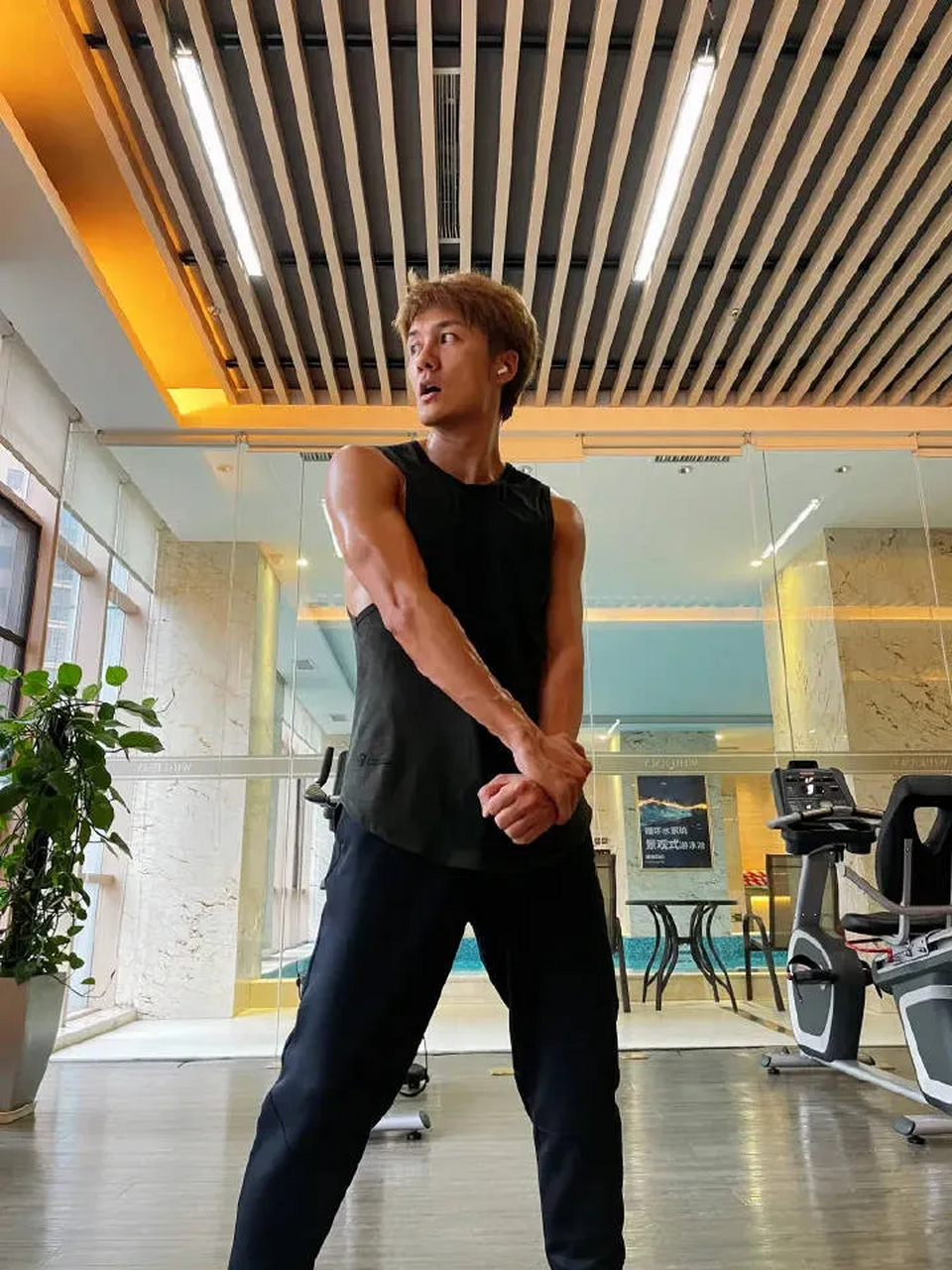 吴克群晒帅气肌肉照  近日,歌手吴克群通过社交媒体晒出自己健身时候