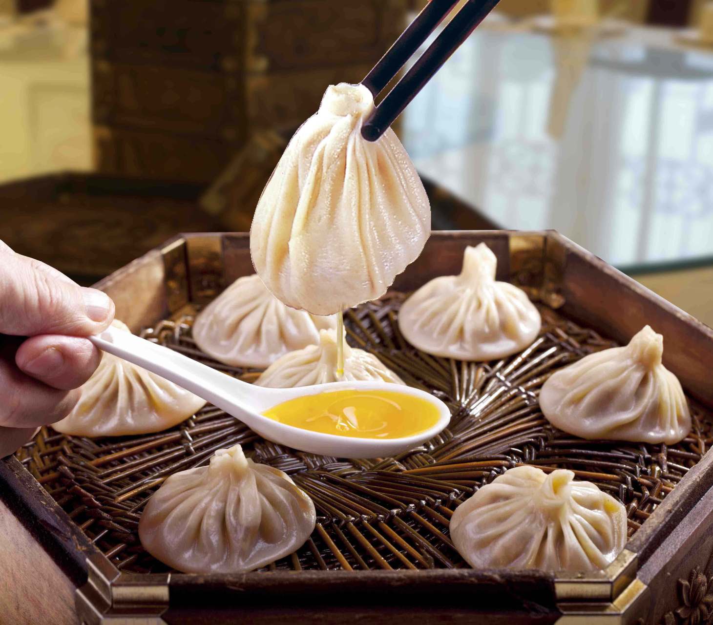来西安必吃的老字号,贾三灌汤包在西安的名气非常大,字号也是很响亮的