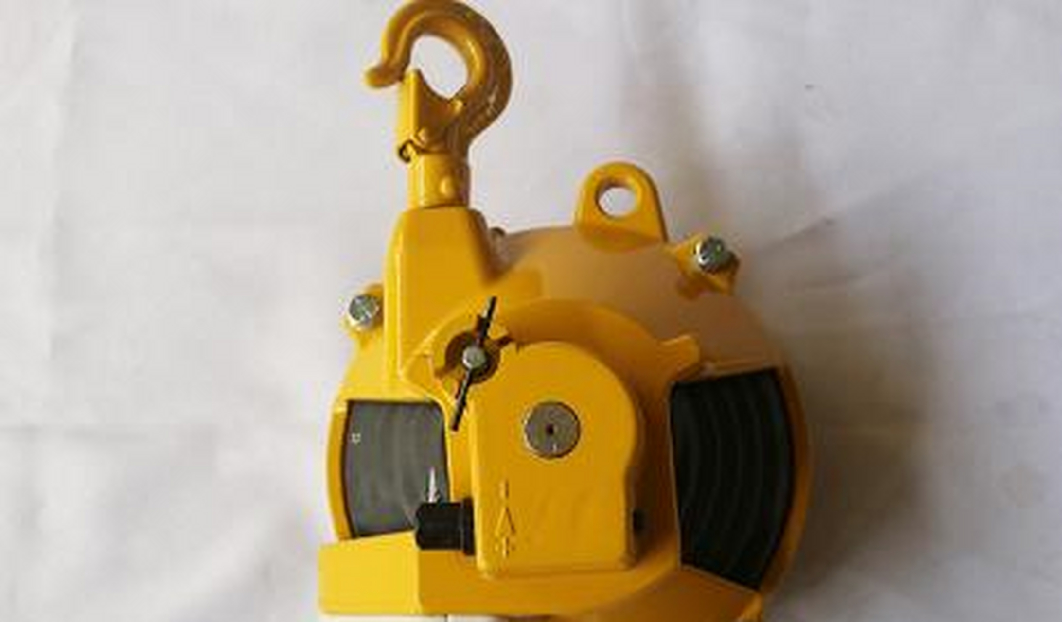 我们都知道,弹簧平衡器的工作原理是通过卷簧的收缩带动钢丝绳的回程