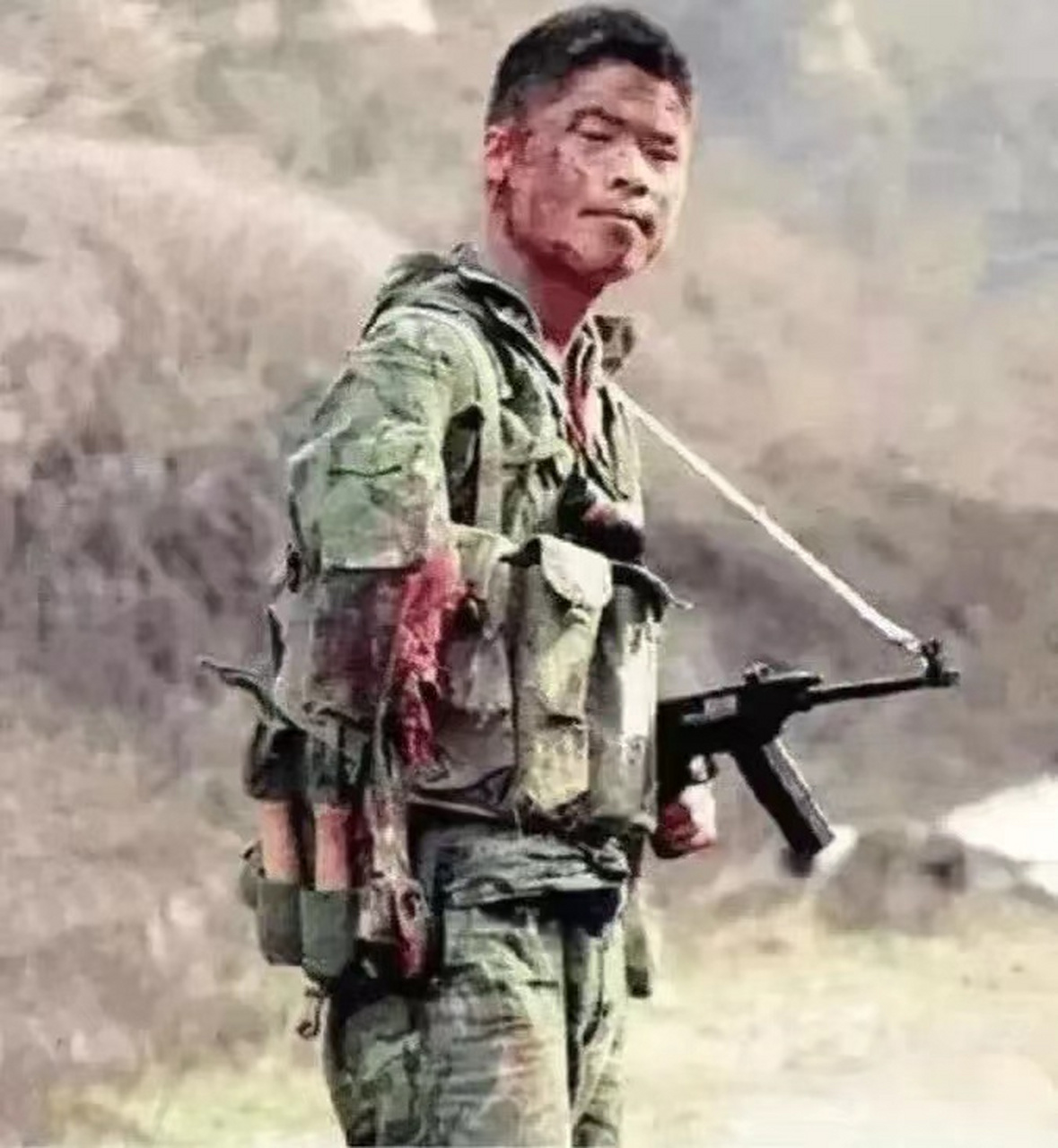 这张照片真实记录了一位英勇的战士在战争中百折不挠的精神面貌.