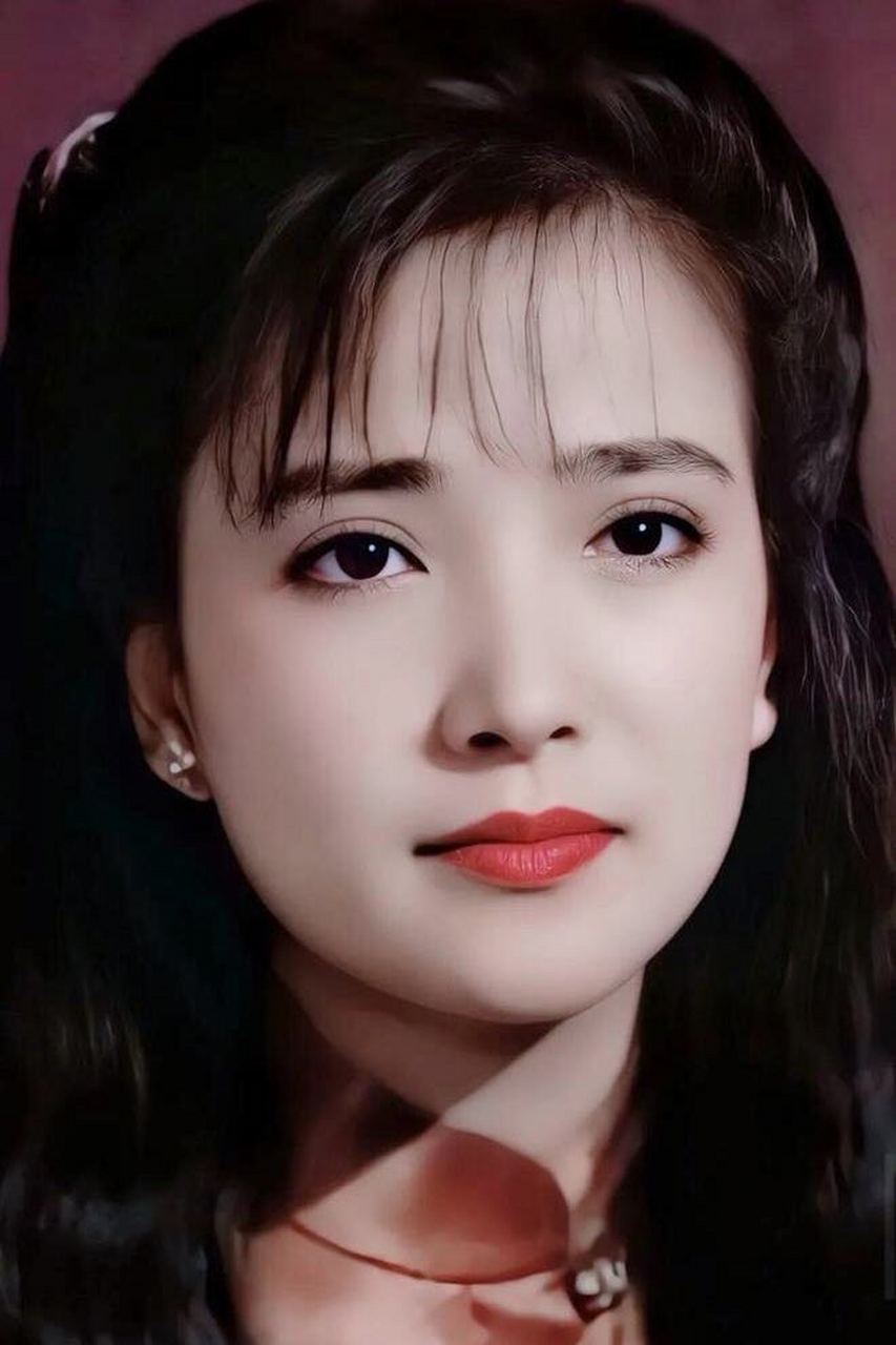 何晴# 分享一组演员何晴的旧照.