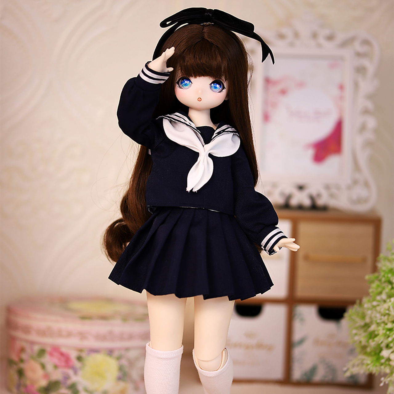 德必胜可动关节芭比娃娃是一款以黑色水手服为主题的时尚玩具.