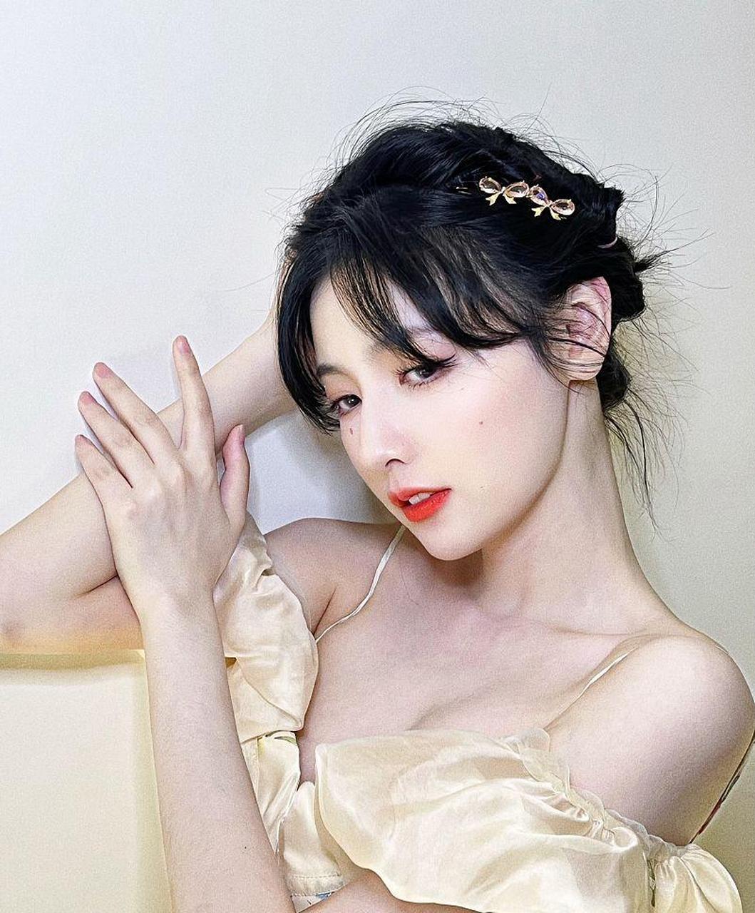 赵粤生日写真曝光颜值吸睛 穿黄色印花吊带裙俏皮清新