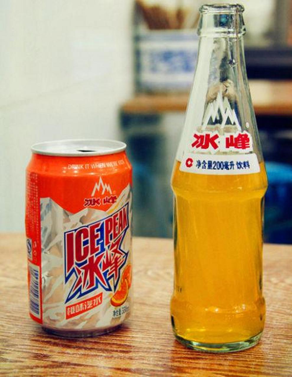 西安人对玻璃瓶的冰峰是情有独钟的,2003年左右,冰峰开始做塑料瓶装的