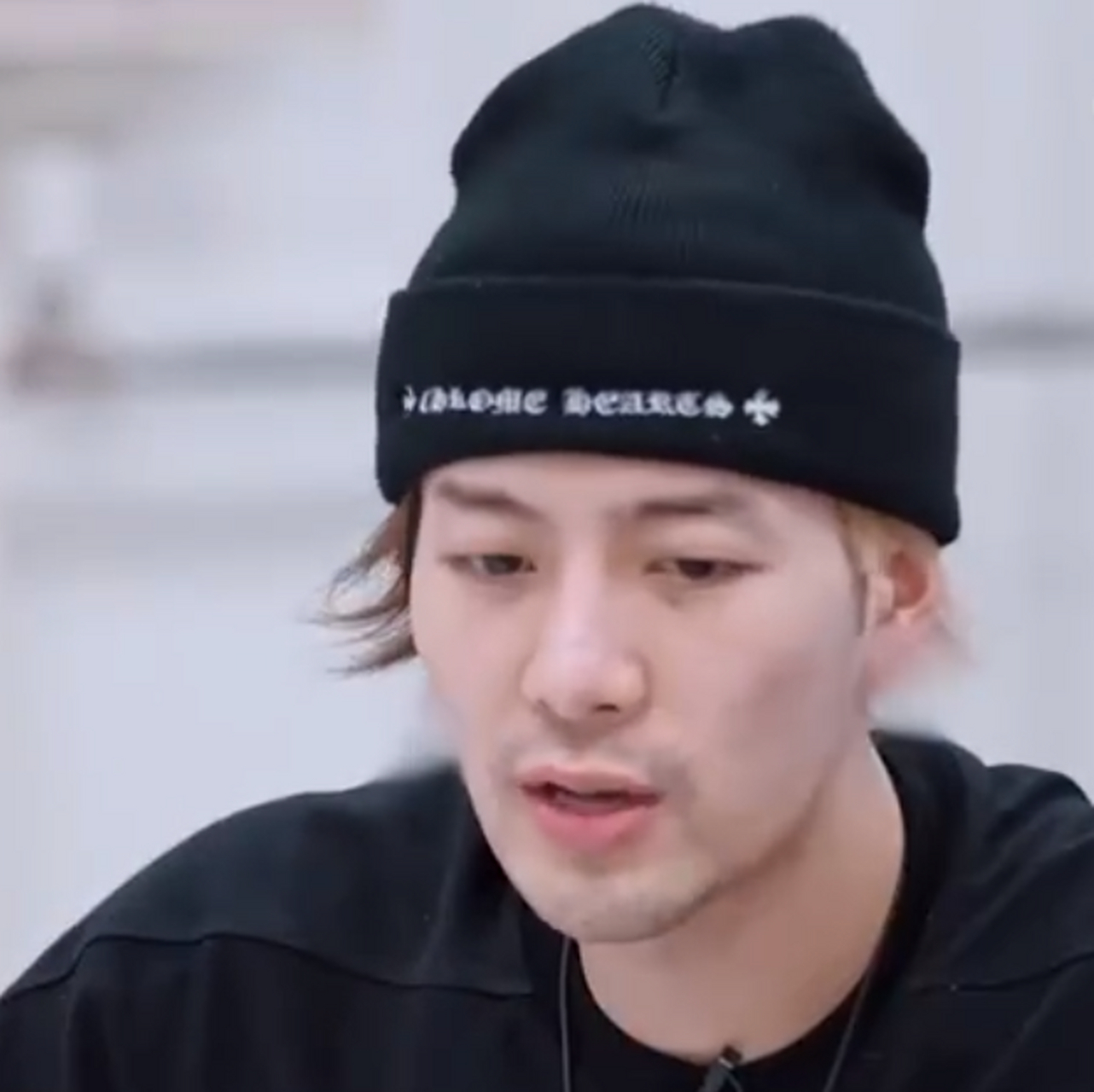 王嘉尔开会开到长出胡子#  工作人员透露嘉尔为选手们的舞台熬了杭父