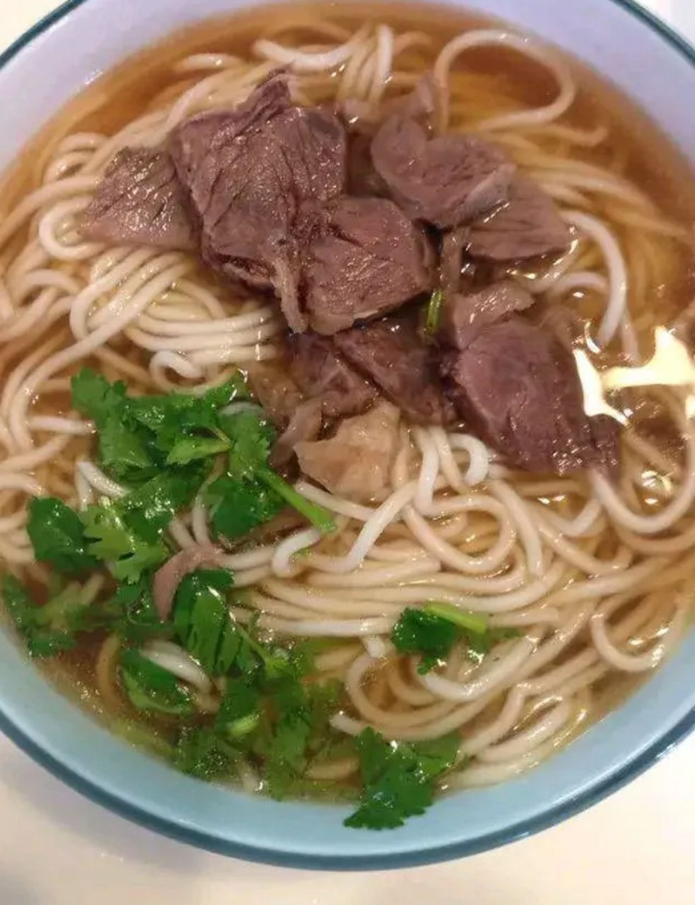 昨天,在早餐店一对婆孙在吃面,两个人共吃一碗牛肉面,花了18块钱.