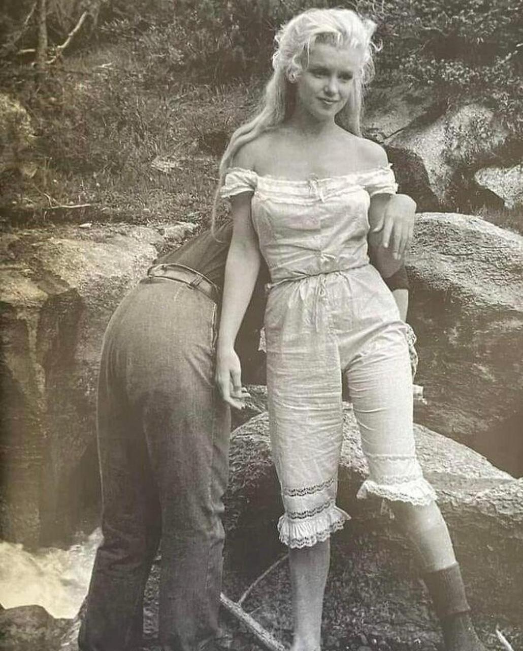 你可以看到玛丽莲梦露在照片中看起来有点尴尬!