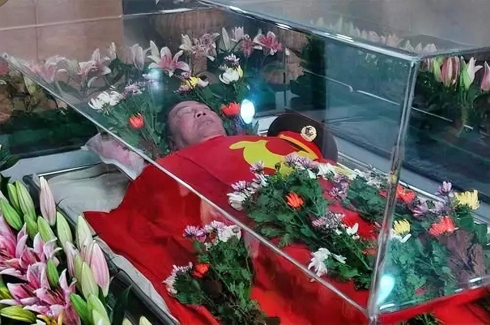 这是2005年,广州殡仪馆,古月病逝后,留下的一张遗