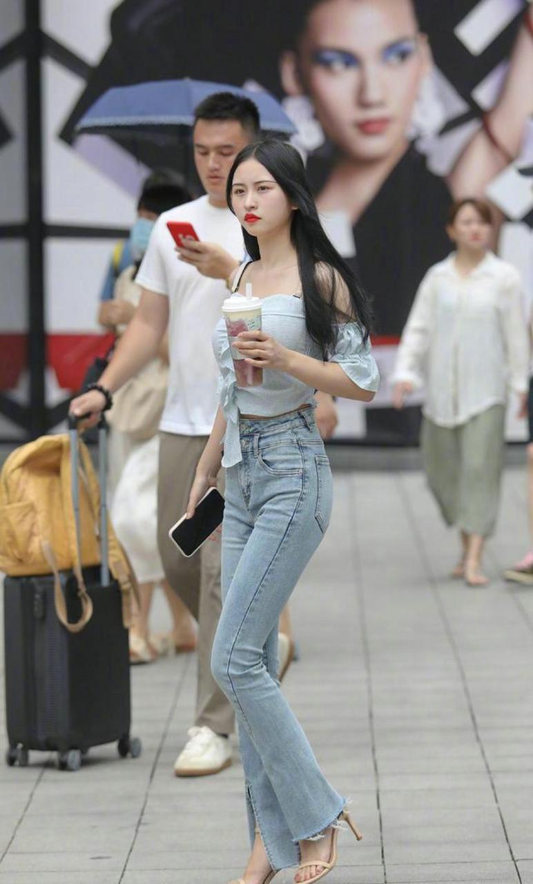 简约风格的一字带细跟凉鞋,搭配牛仔裤就能,展现女生的卓越风姿