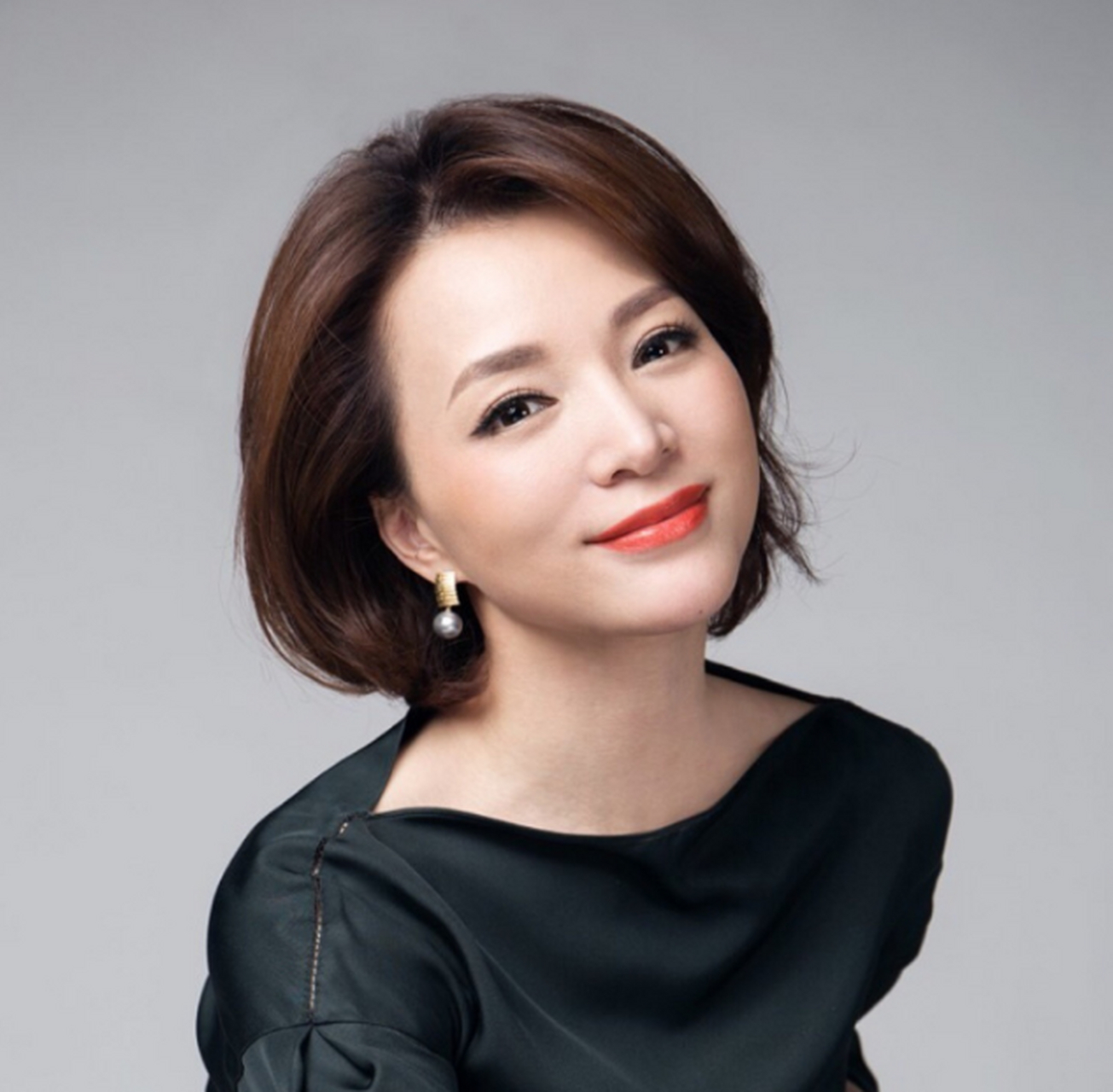 风衣配丝巾演绎轻熟知性风,精致时尚,美到骨子里~  "央视一姐"董卿