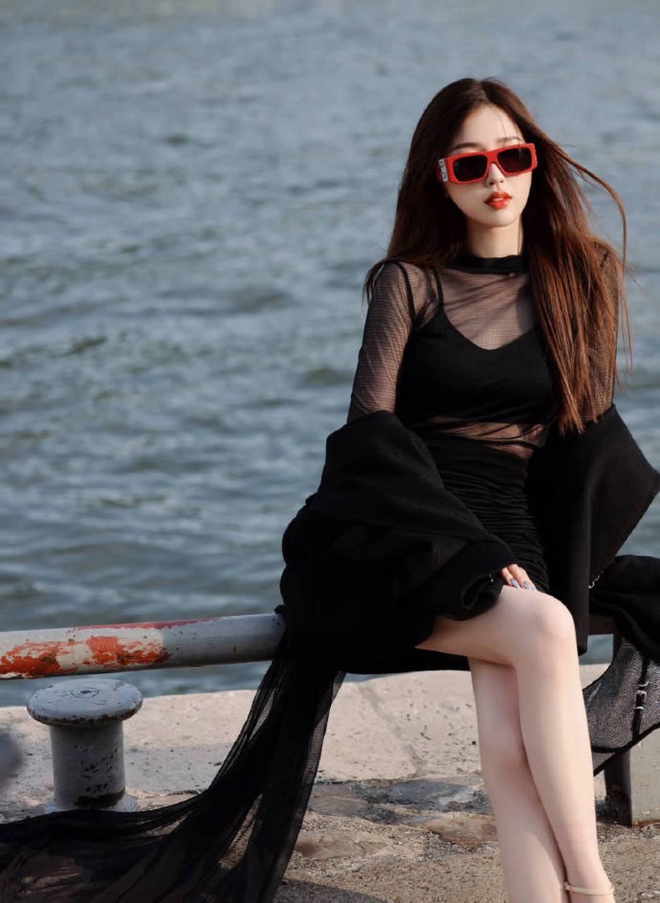 虞书欣湖边写真大片,大秀美腿好身材吸睛!