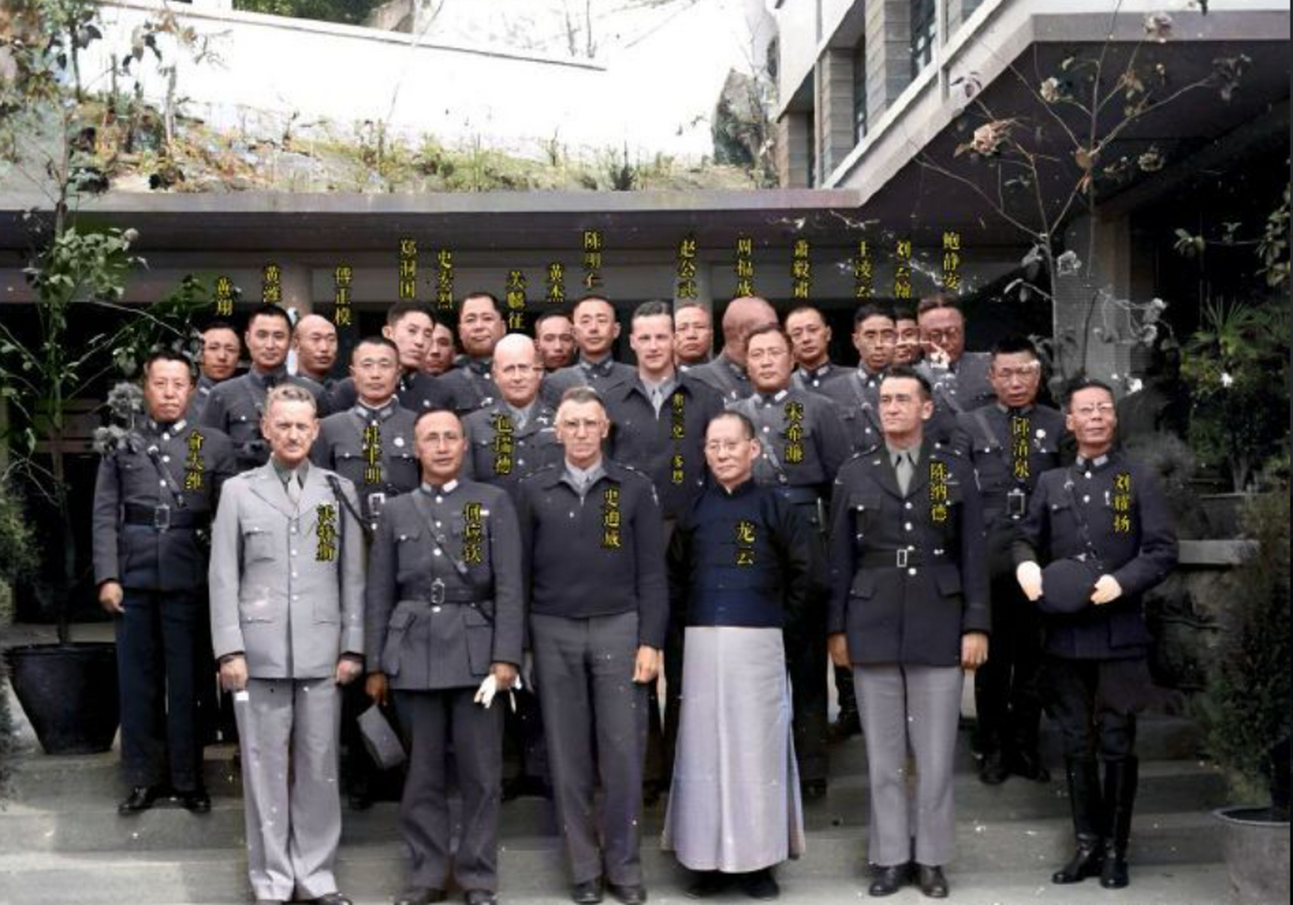 罕见旧照:1943年,中国远征军高层在昆明的集体合影!