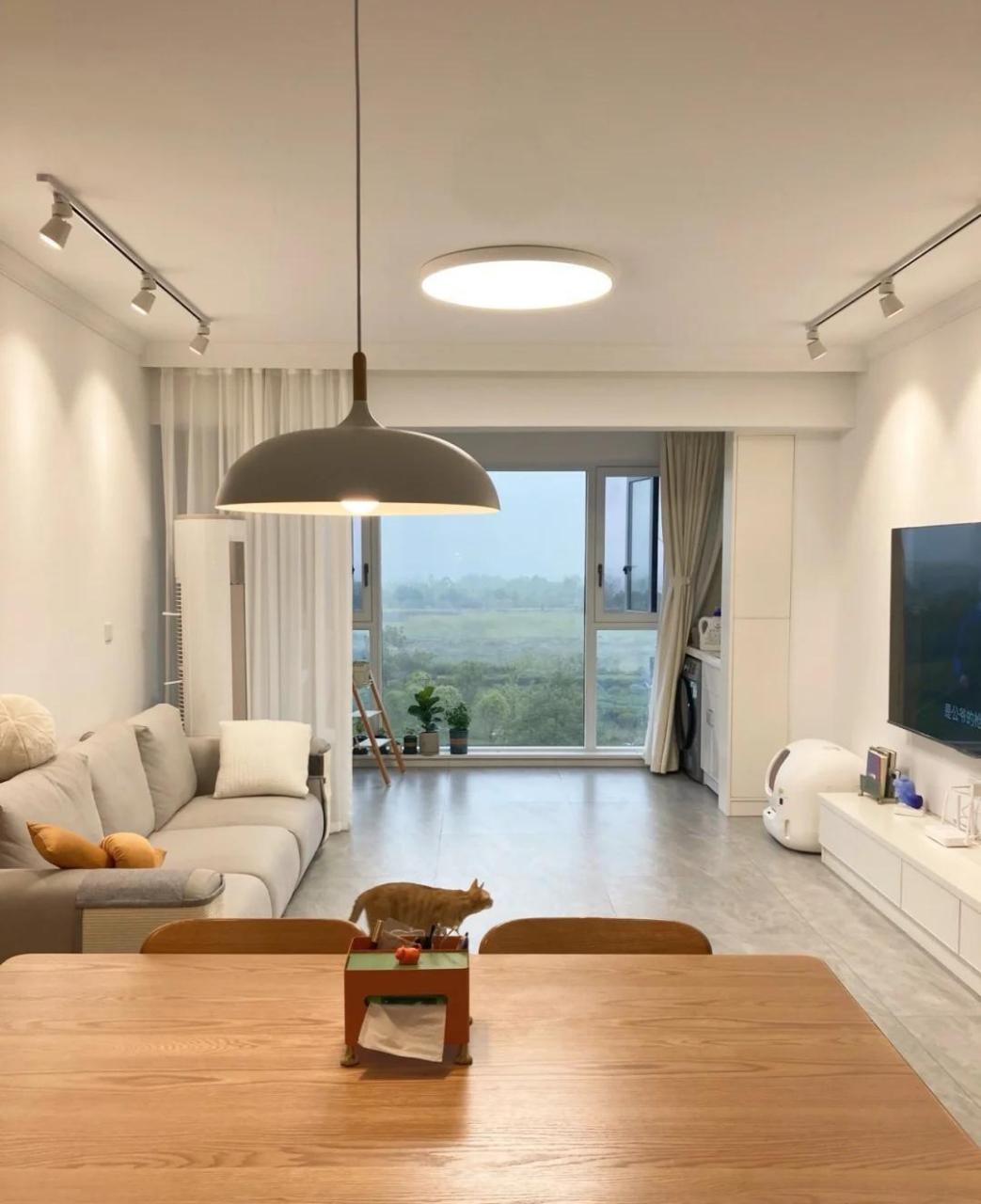 [大笑]将全屋瓷砖通铺,房主将客厅的阳台也全部打通了,这样空间更加