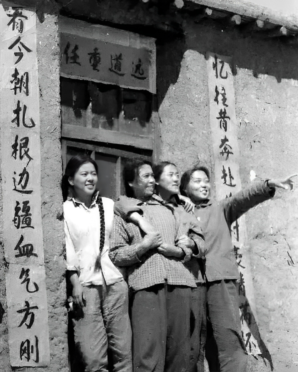 一组上世纪六七十年代知青下乡的老照片.