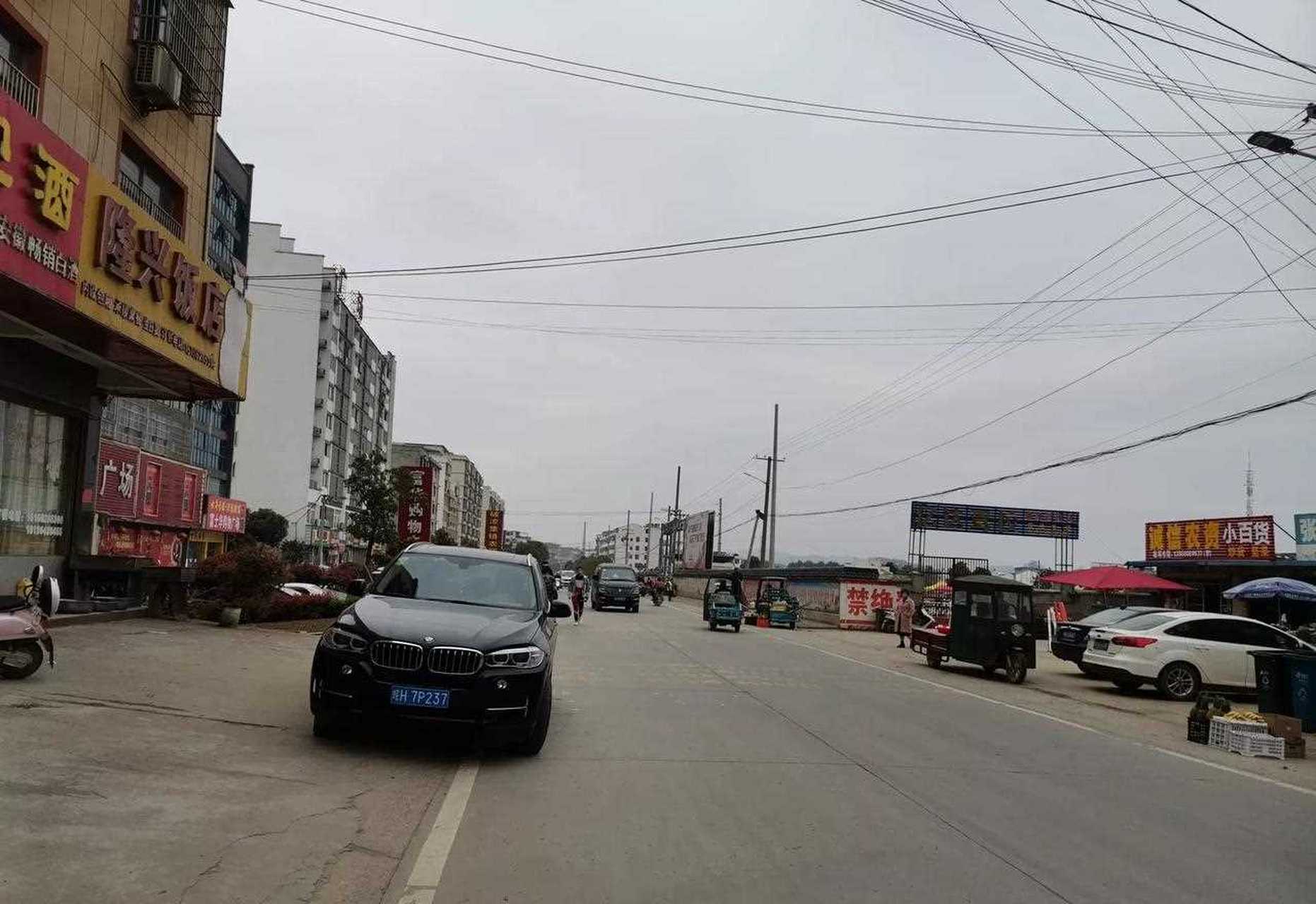 这里是安庆市,宿松县破凉镇,现在时间下午的2点49分,街道上面行人慢慢