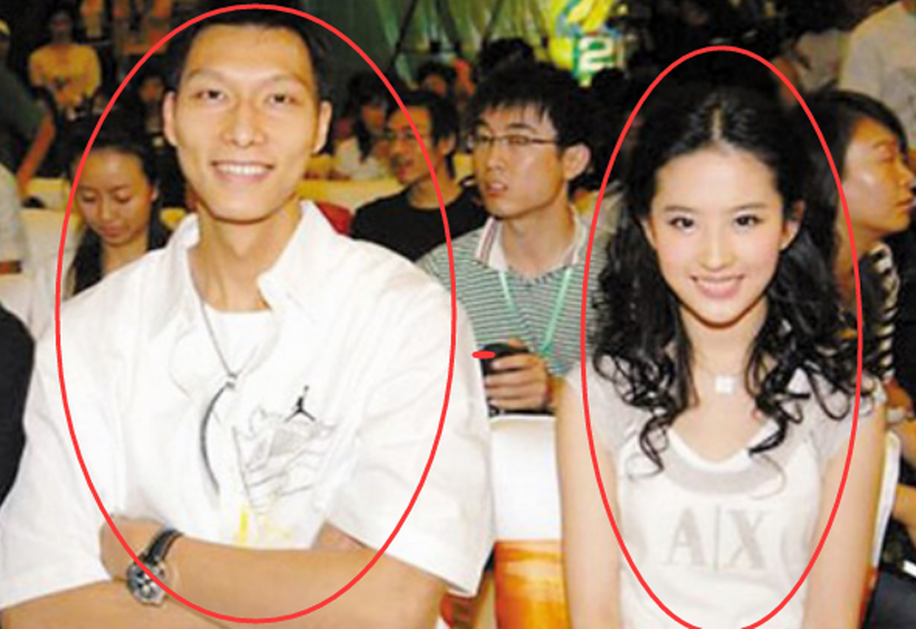 老婆荆灵曾经是模特,身材颜值都是无可挑剔的.