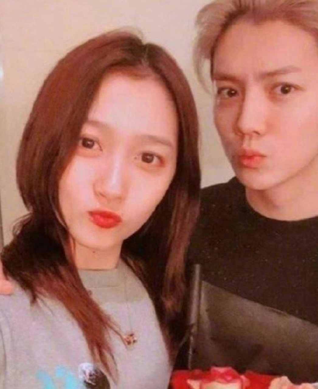 鹿晗酒吧劲歌热舞超嗨,被美女包围搭讪笑开怀.