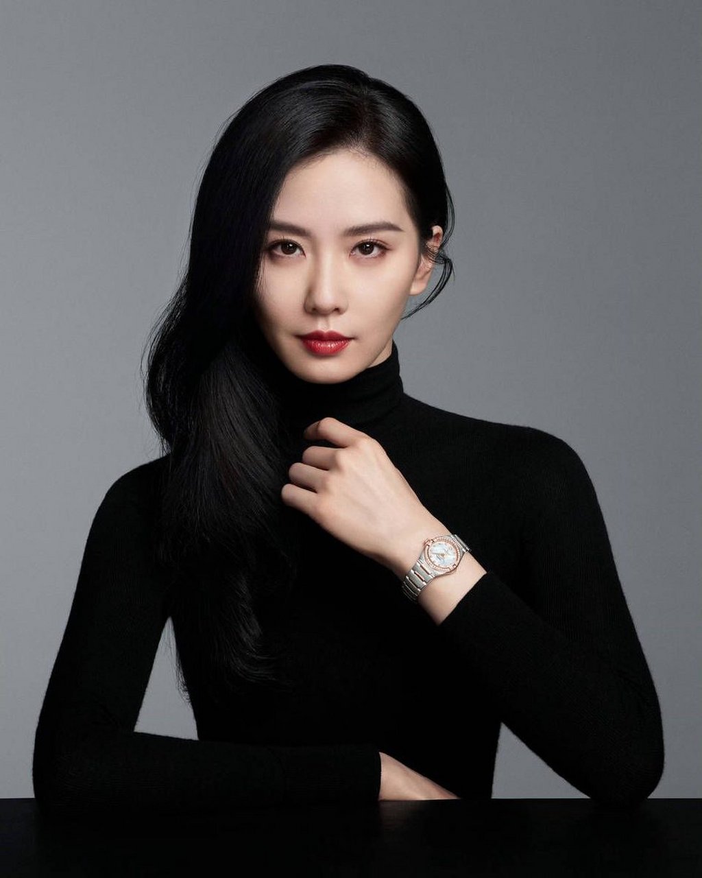 刘诗诗参加品牌活动,穿着黑色修身长裙,像黑天鹅一样优雅.