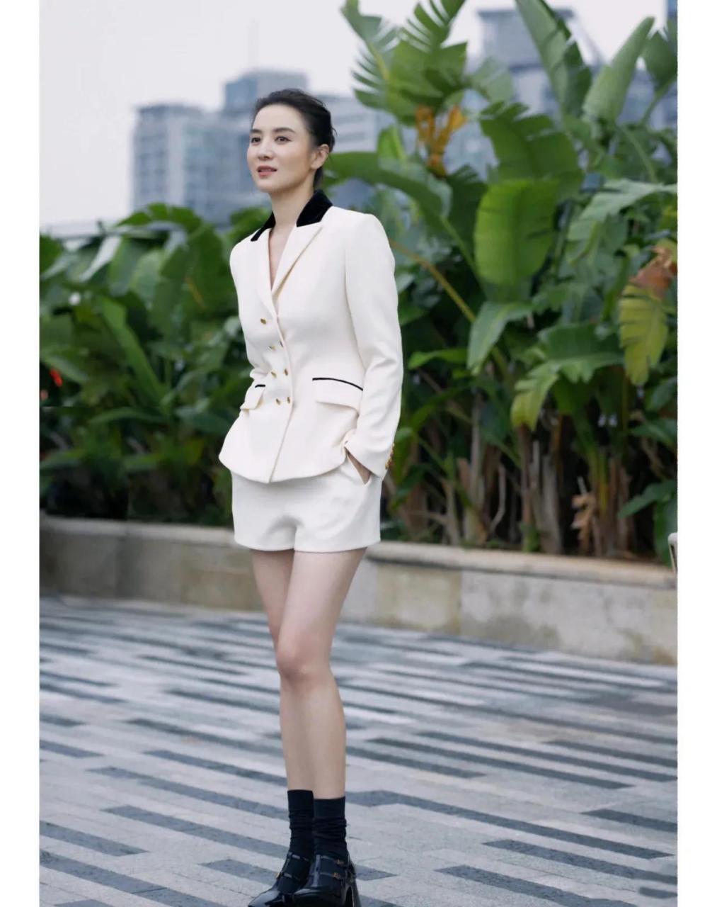 宋佳身穿白色西服套装,演绎精明干练都市女精英!