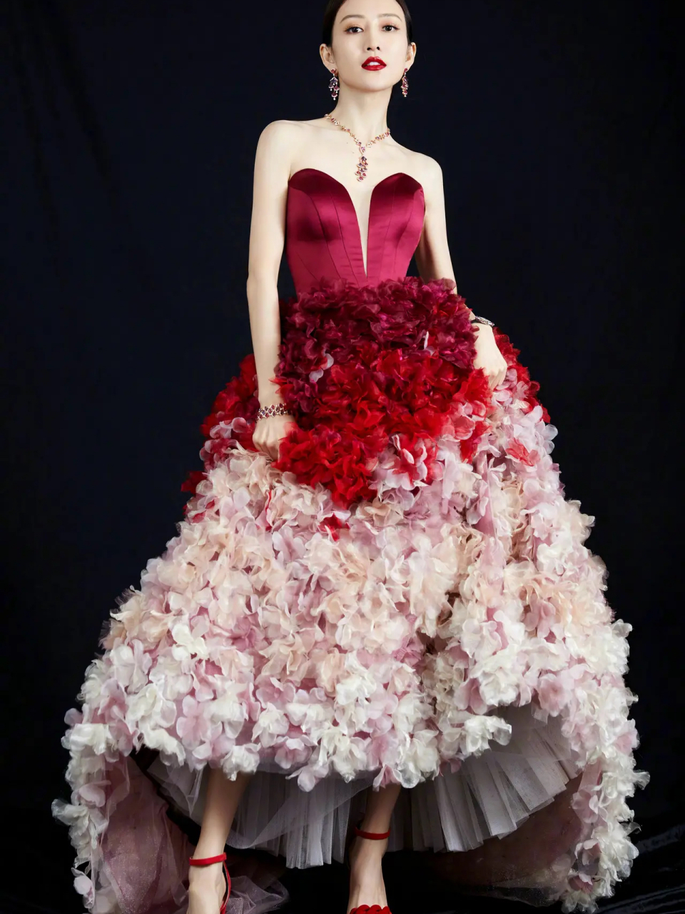 花瓣裙也太显气质了 王鸥的穿搭也太好看了,红色花裙尽显好气质,露背