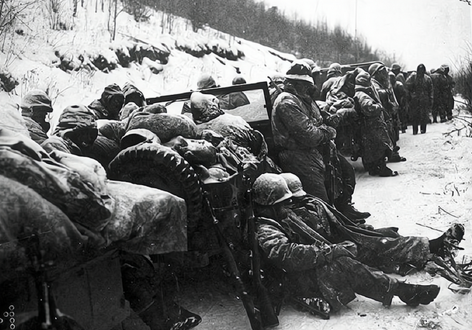 北极熊团被歼后,美军中校潜入战场清点尸体,我军进行围观.