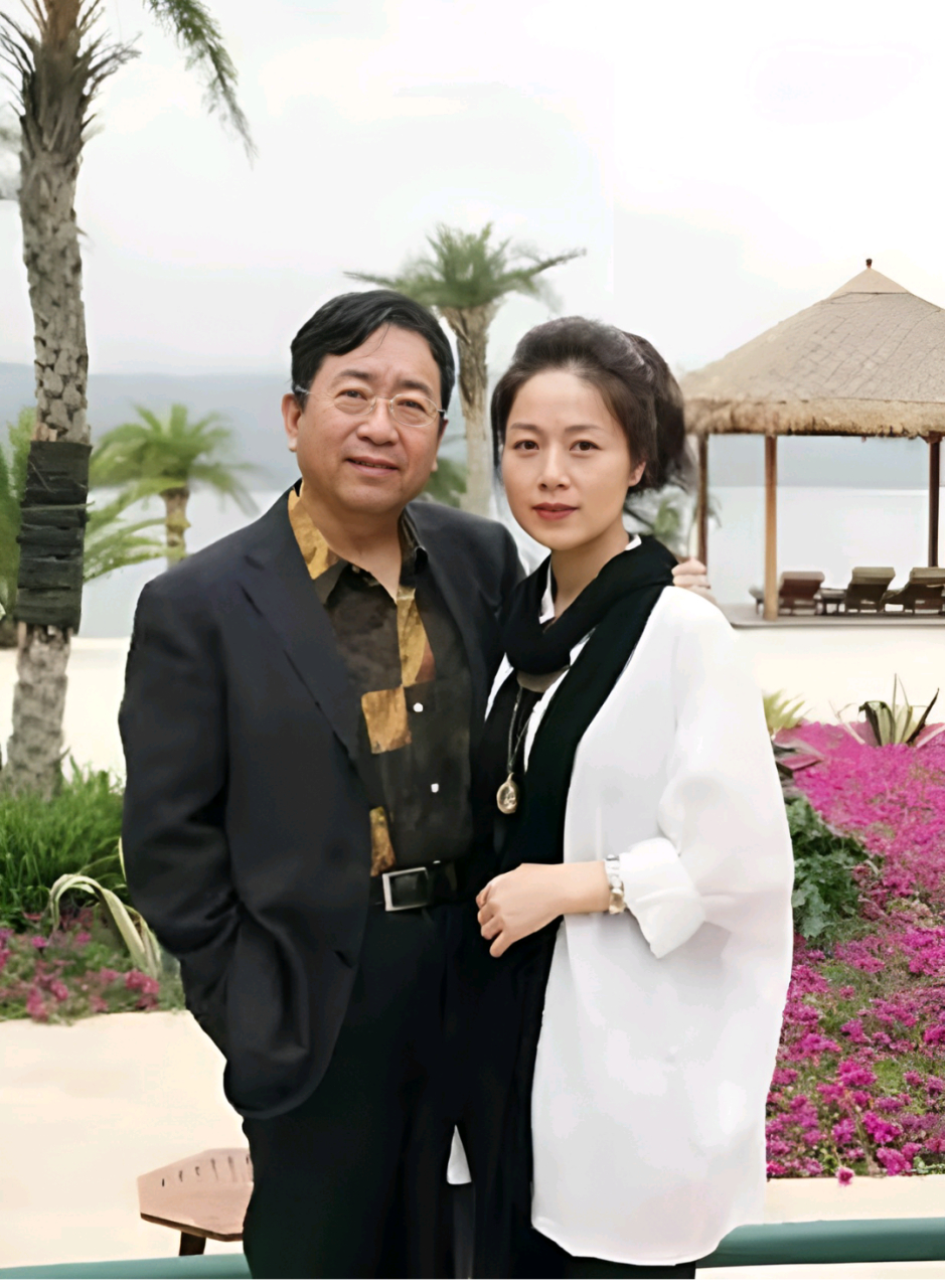 1992年,余秋雨与演员马兰结婚,两人结婚恩爱30年,但没有生下一男半女