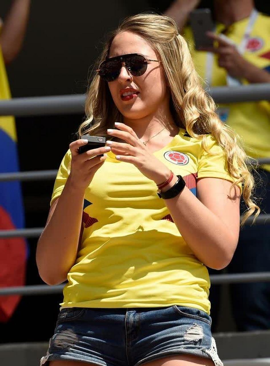 哥伦比亚确实是一个美女多的国家,从女球迷的打扮就可以窥见一斑.