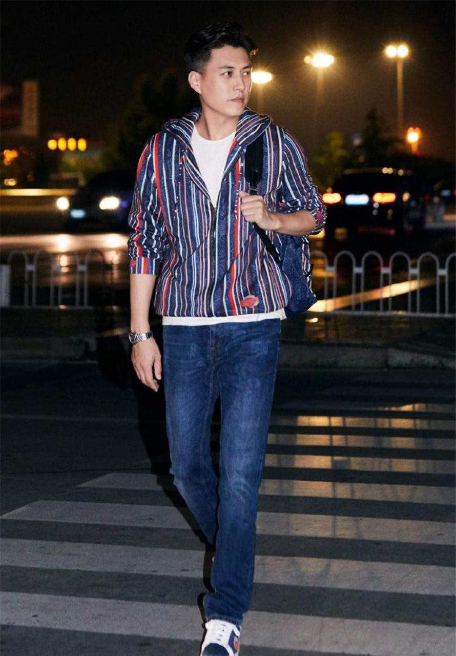 领动计划# 靳东机场街拍!