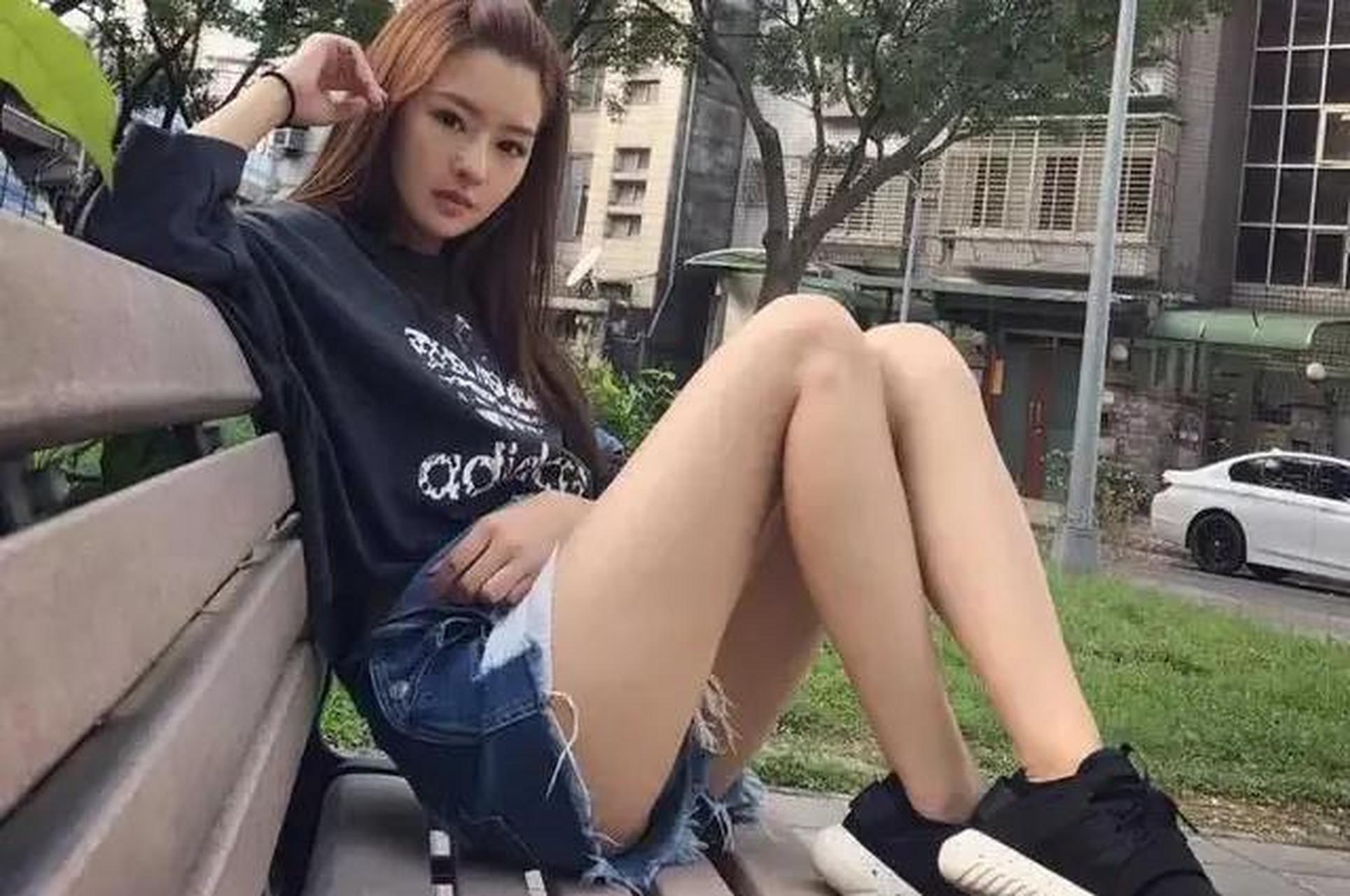 不婚主义的吴克群还是很招女孩喜欢,刚官宣的女友陈语安虽然比他的前