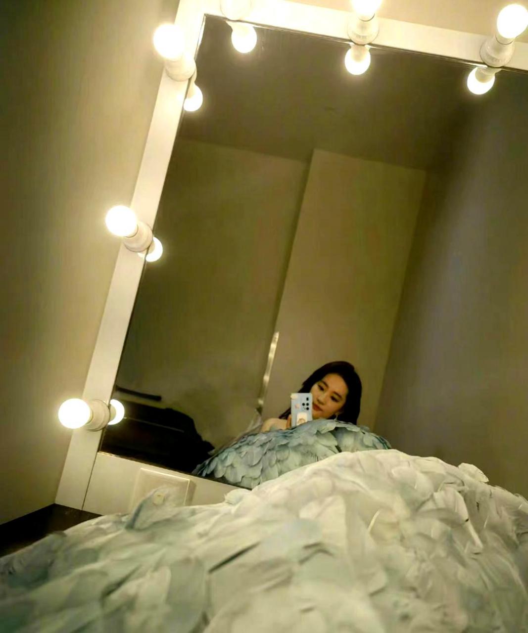 刘亦菲女士在对着镜子拍照时似乎取得了一些成功.