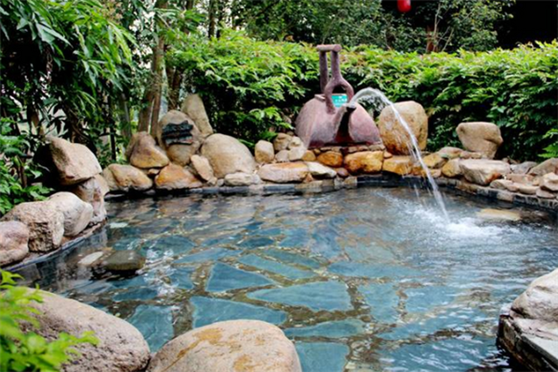 河南十大最好的温泉排行:   1.莲花温泉水城    2.皇姑浴温泉    3.