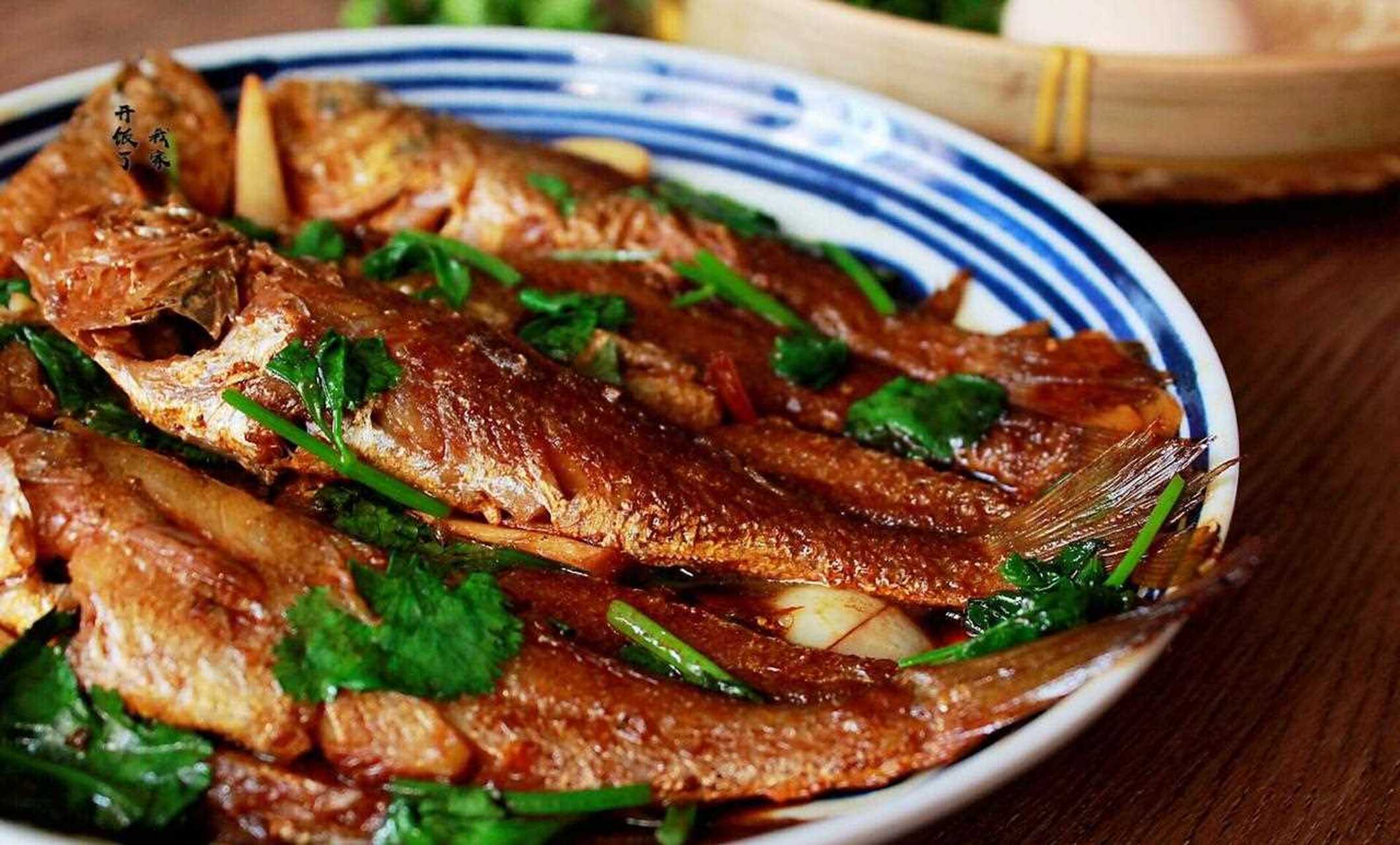 【红烧小黄鱼】在饭店,只要有干炸小黄鱼必点一份,骨头都是酥的,越嚼