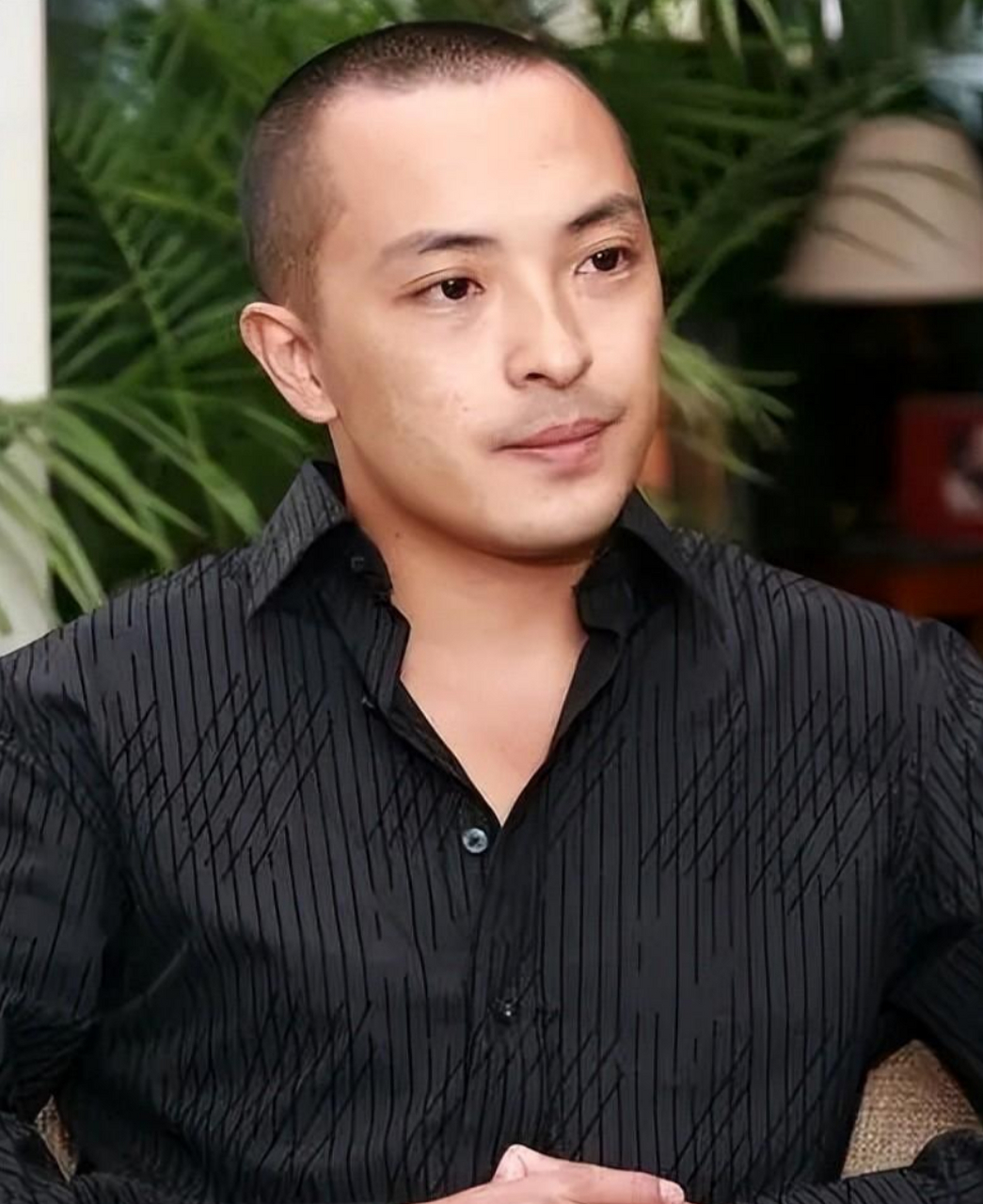 2010年,富大龙和妻子饶敏莉牵着手,看着墙上两人的结婚照.
