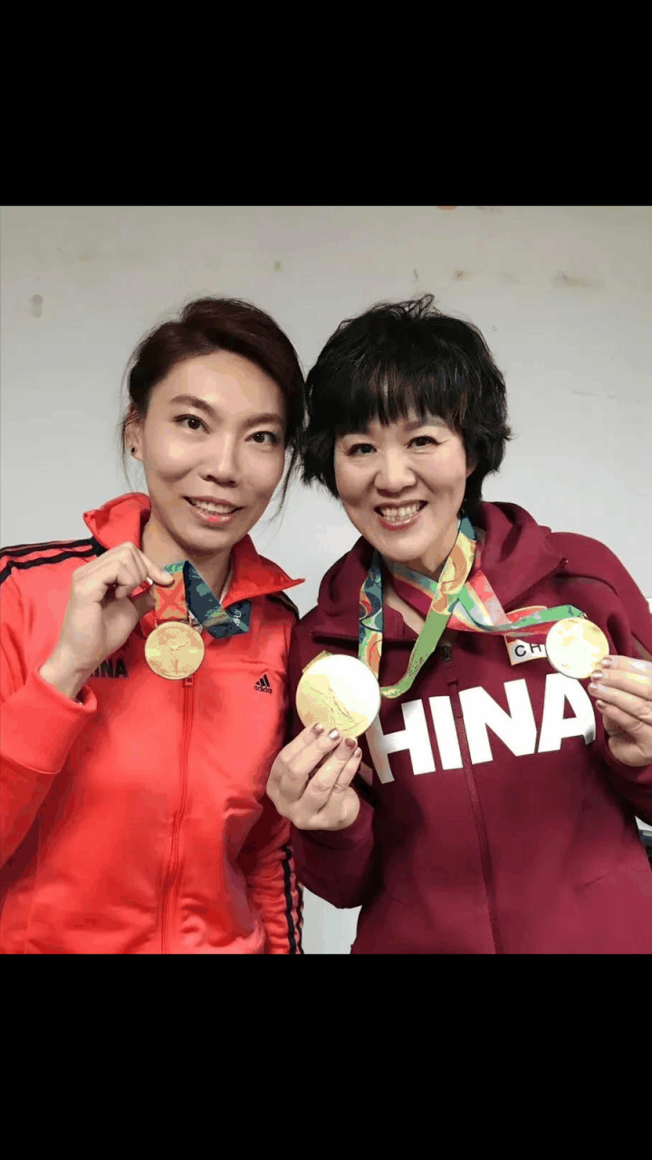 gif创作人# 61岁郎平和女排姑娘幸福大合影!