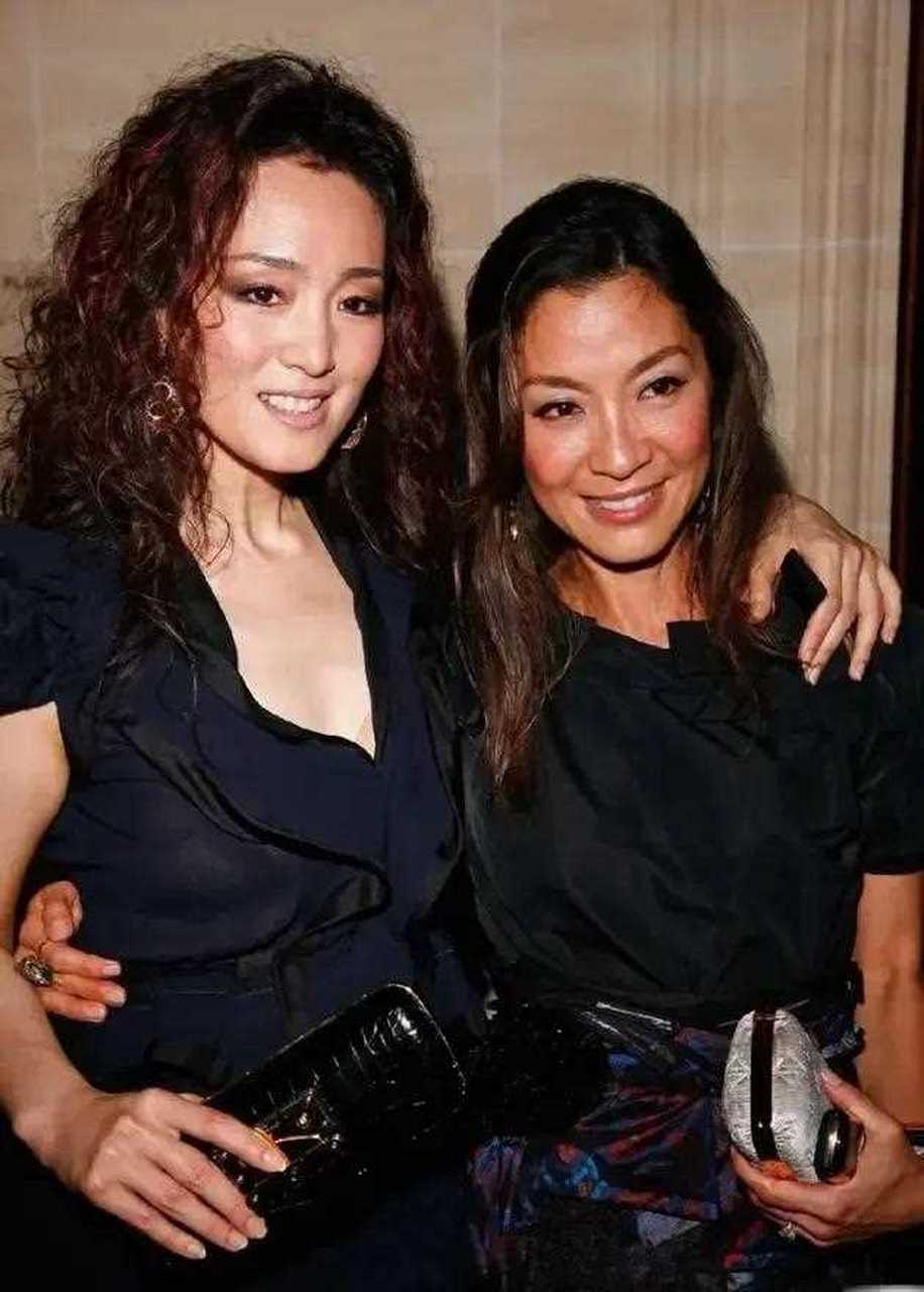 57岁的巩俐和60岁的杨紫琼同框,两位女神看上去多多少少都见老了.