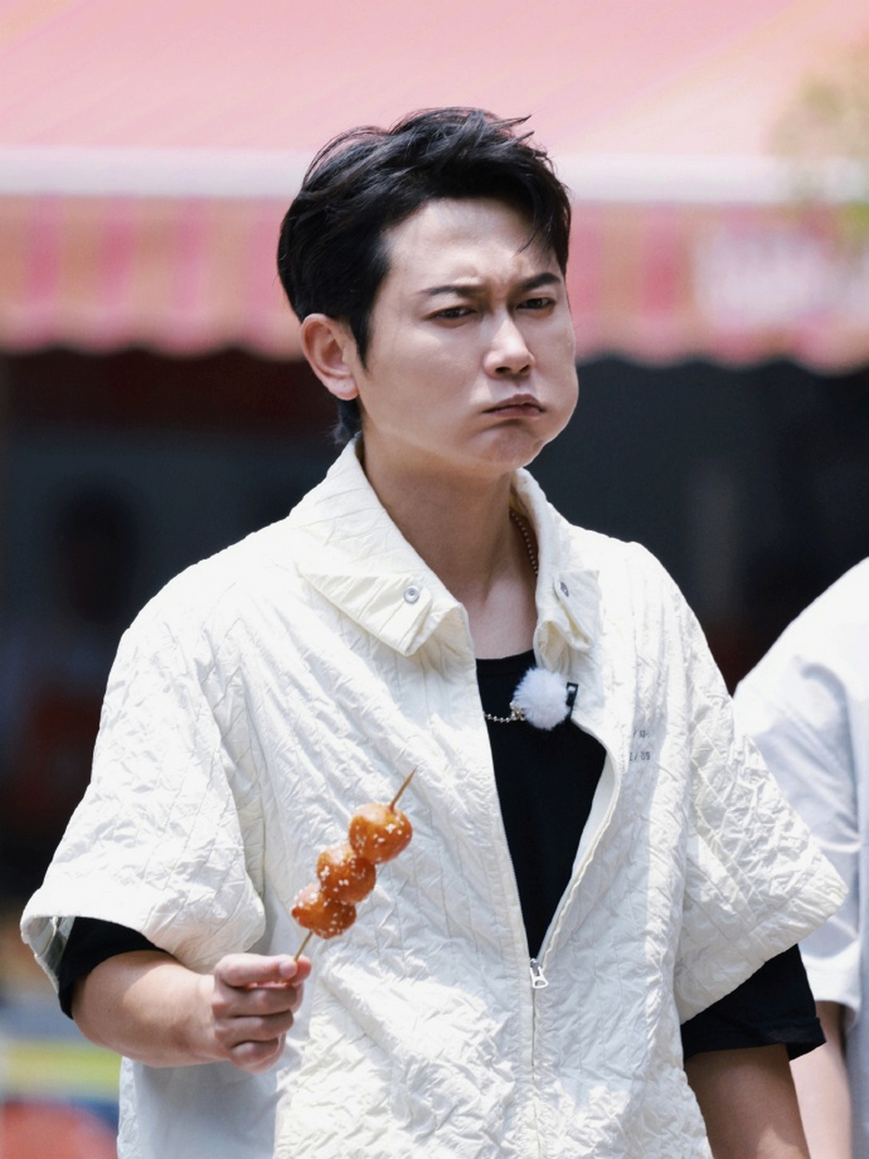 5月30日,德云社孟鹤堂成都录制综艺,看到孟哥边走边吃,把自己的腮帮子