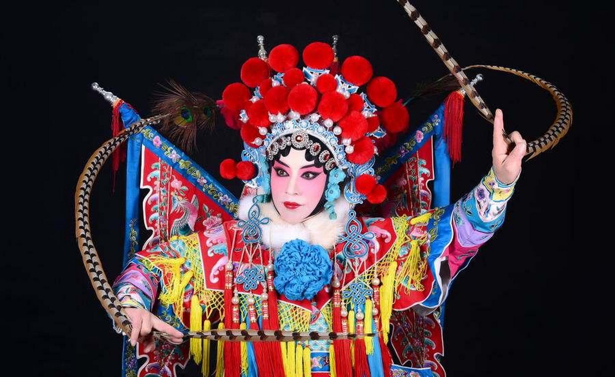 穆桂英虽然是虚构的历史人物,但她却真正地走进千家万户,不仅仅有影视