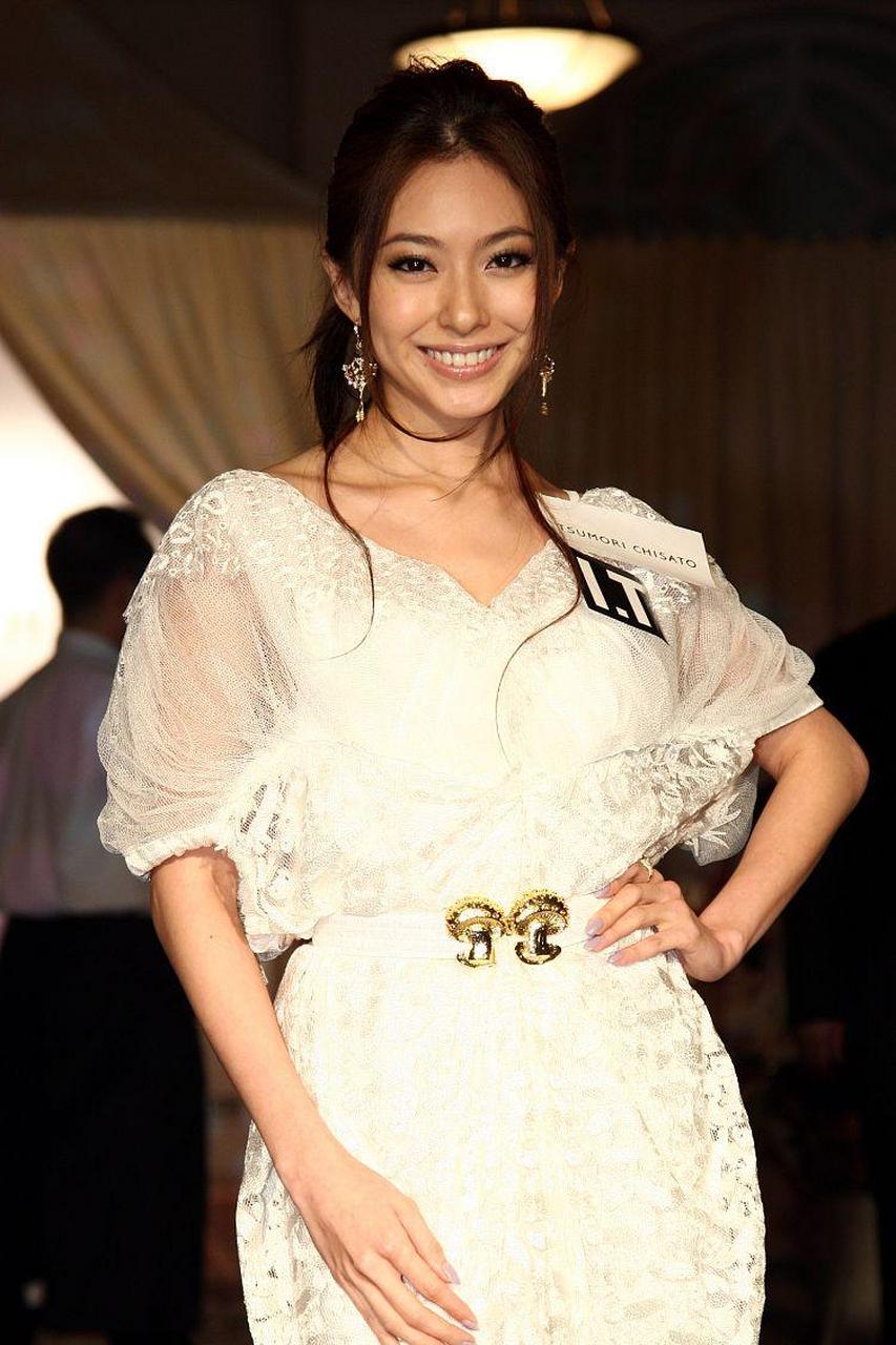 向太看着跟儿子离婚的黄婉佩. 你长什么样!