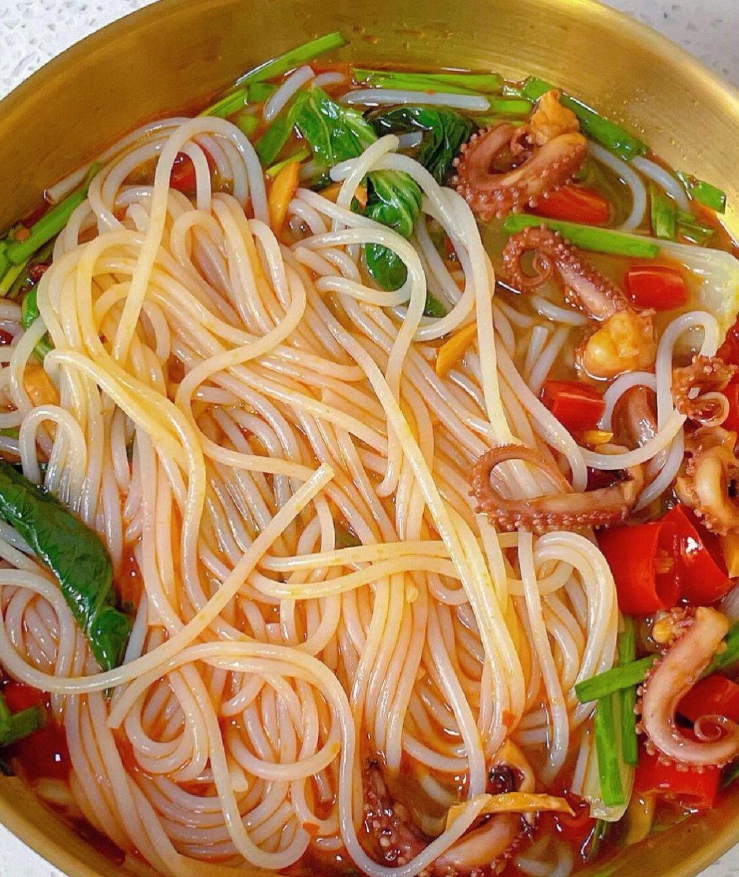 在家一人食鱿鱼须米线暖暖的很舒服啊 做法:1,鱿鱼须洗净,锅内加水,葱