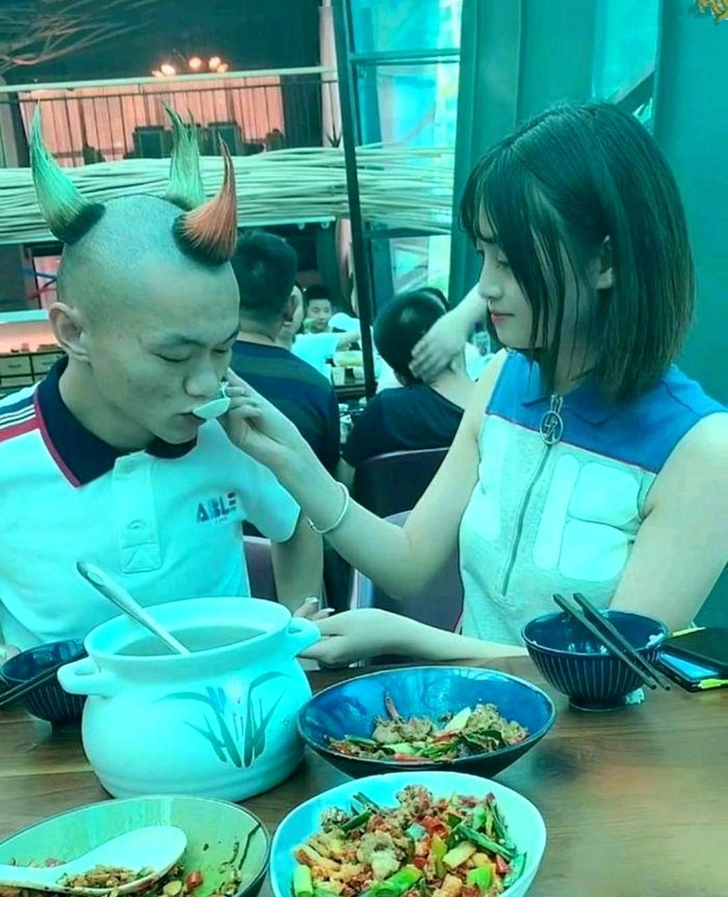 这个世界太疯狂,你嘲笑他的愚蠢,他嘲笑你的贫穷.
