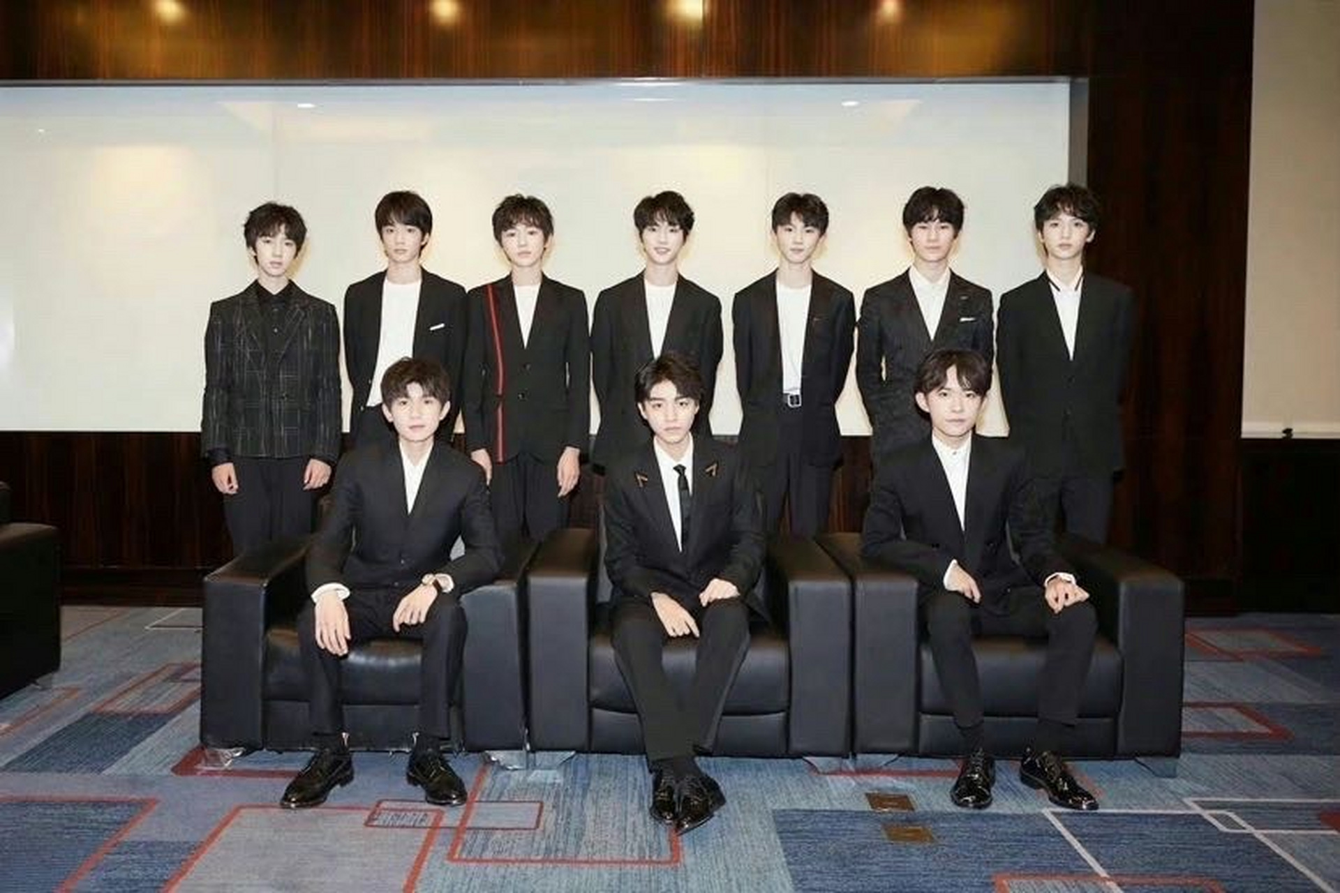 笑了,近日峰峻文化官方晒出,时代峰峻四代同框合照,tfboys成员稳坐c位