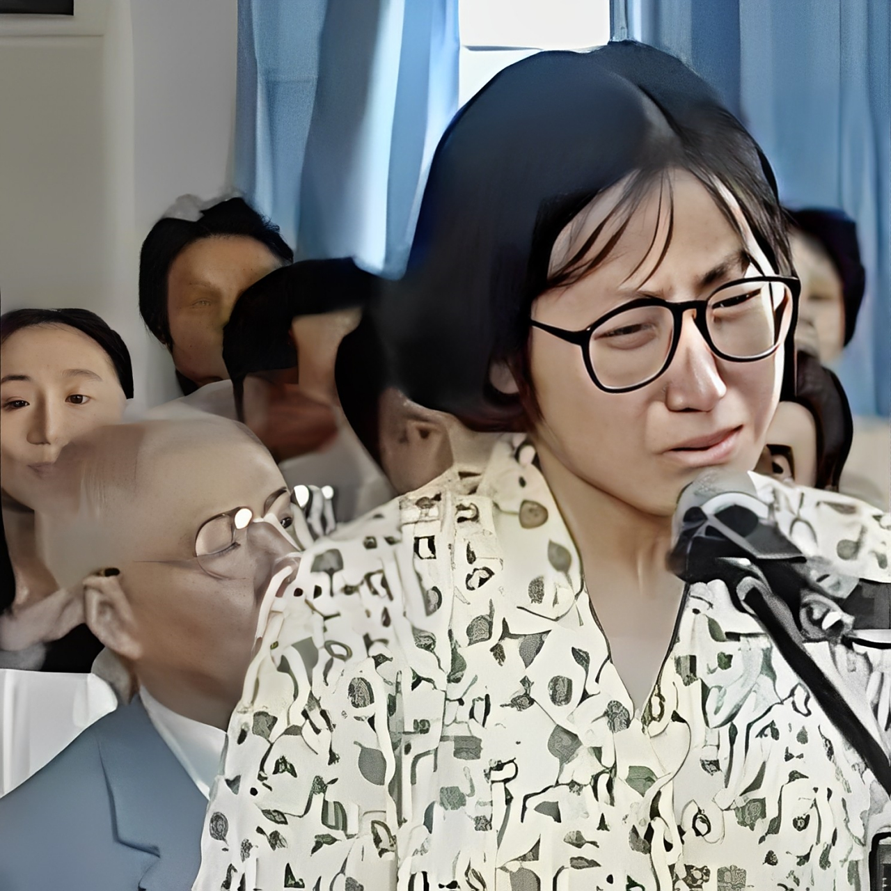 1996年,上海发生了"硫酸毁容案",杨玉霞在公审中的照片令人唏嘘.