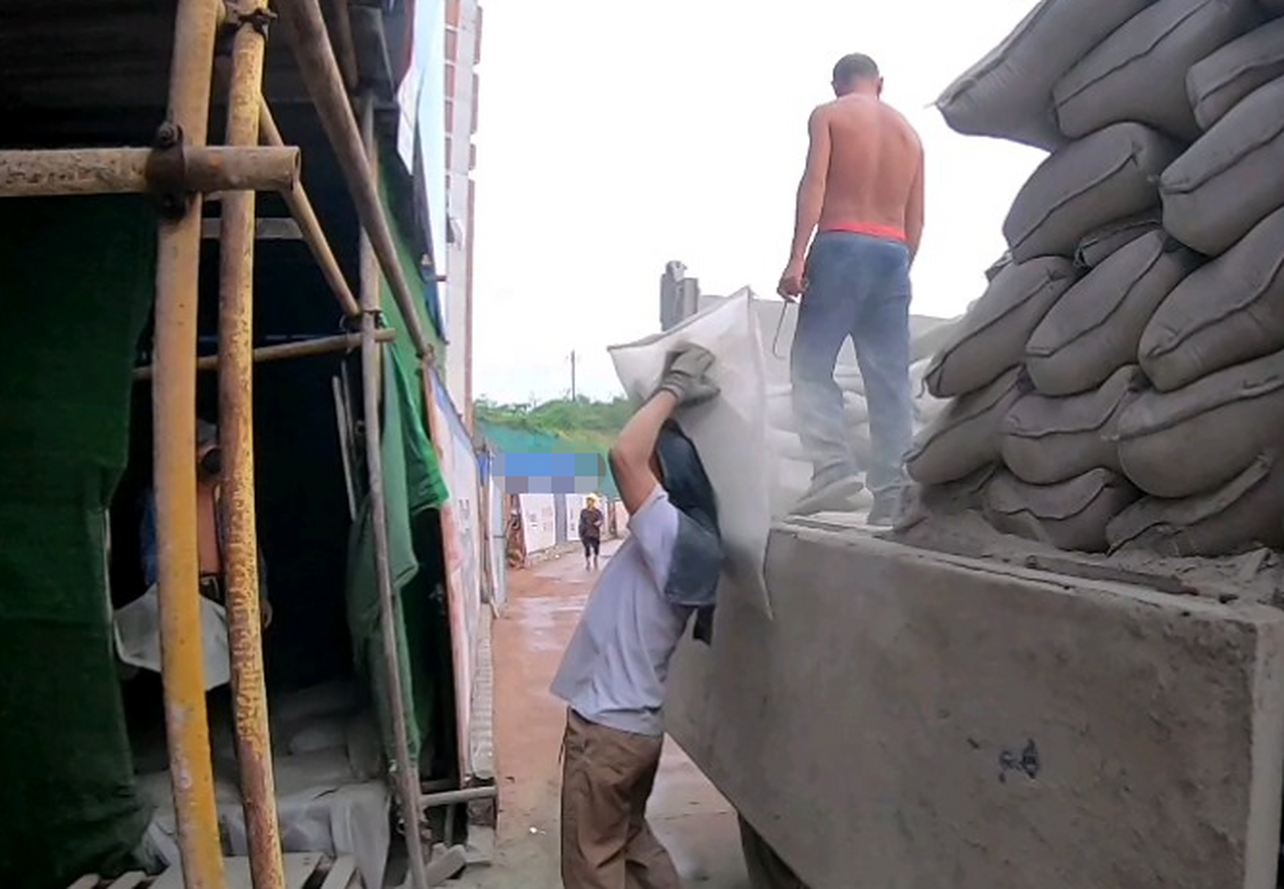 40岁的老许,是工地上的水泥工,身体素质还可以.