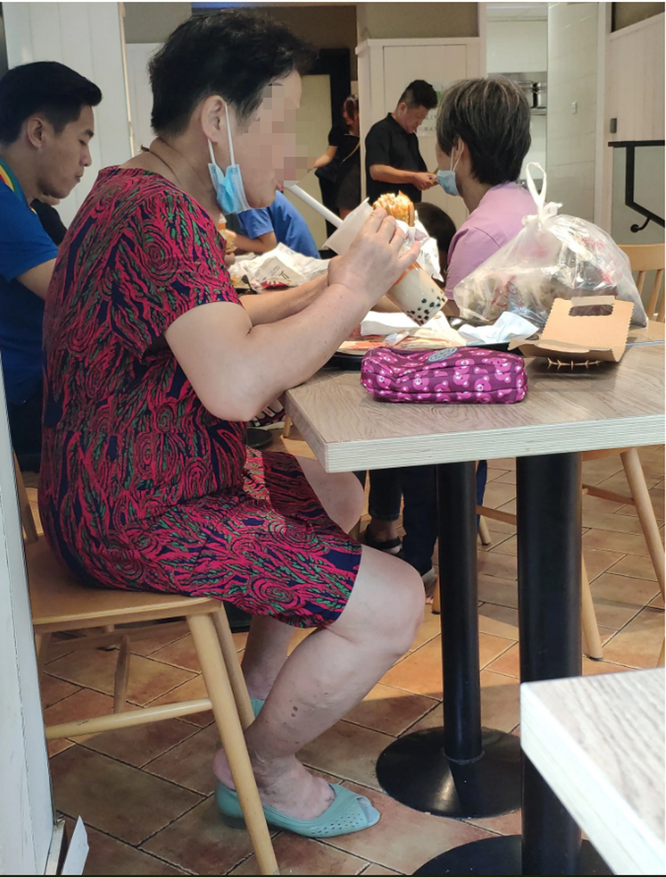 今天去肯德基,看见阿姨一杯奶茶一只汉堡在品味下午茶,老年人再不是节