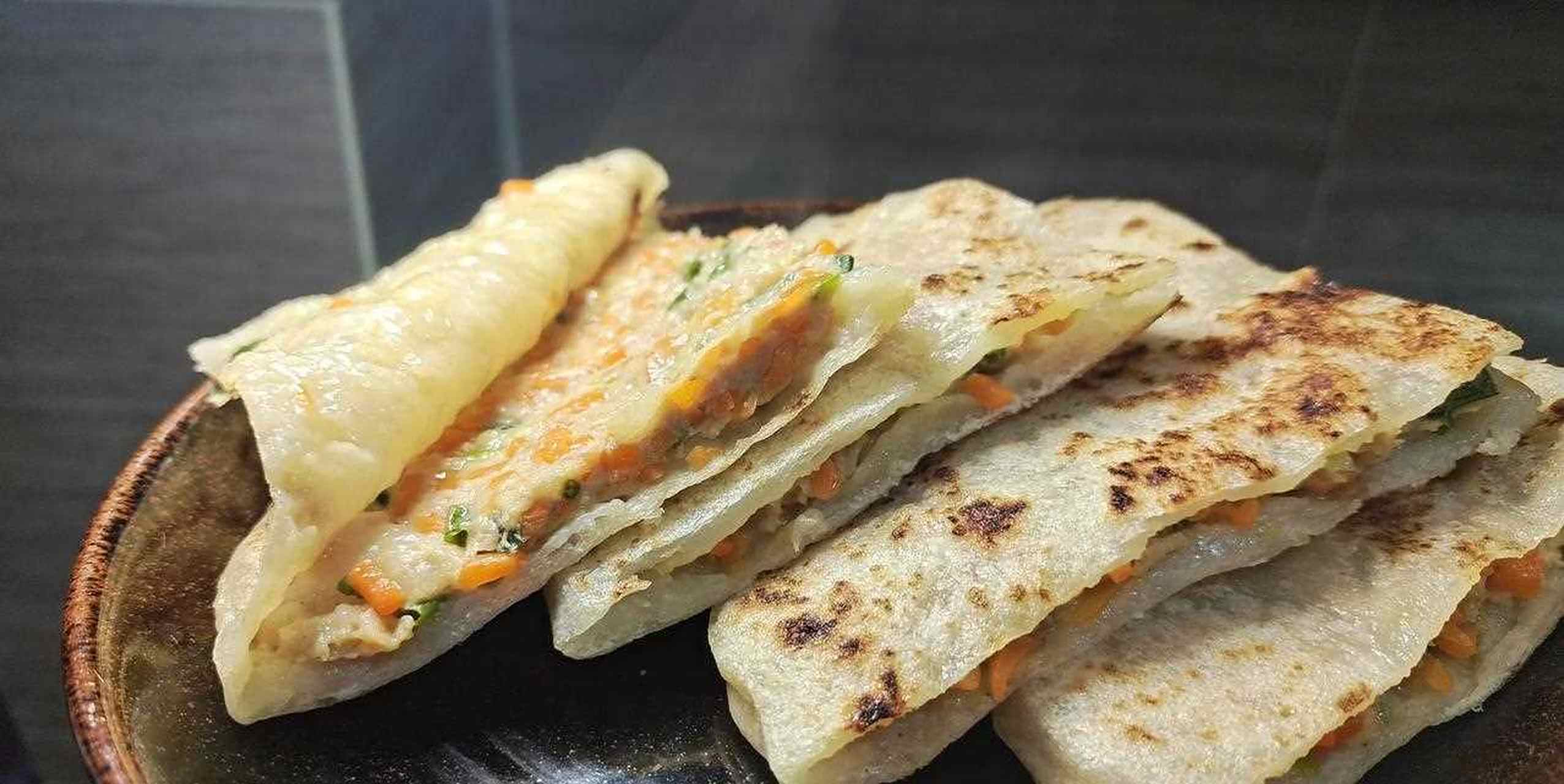 火烧粑是湖北麻城的小吃,馅料以当季的蔬菜为主,极具地方特色