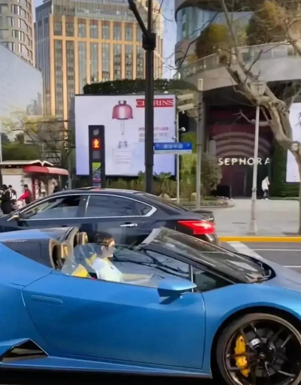 孙俪开300多万豪车现身上海街头,十分气派,想让人不注意都难.